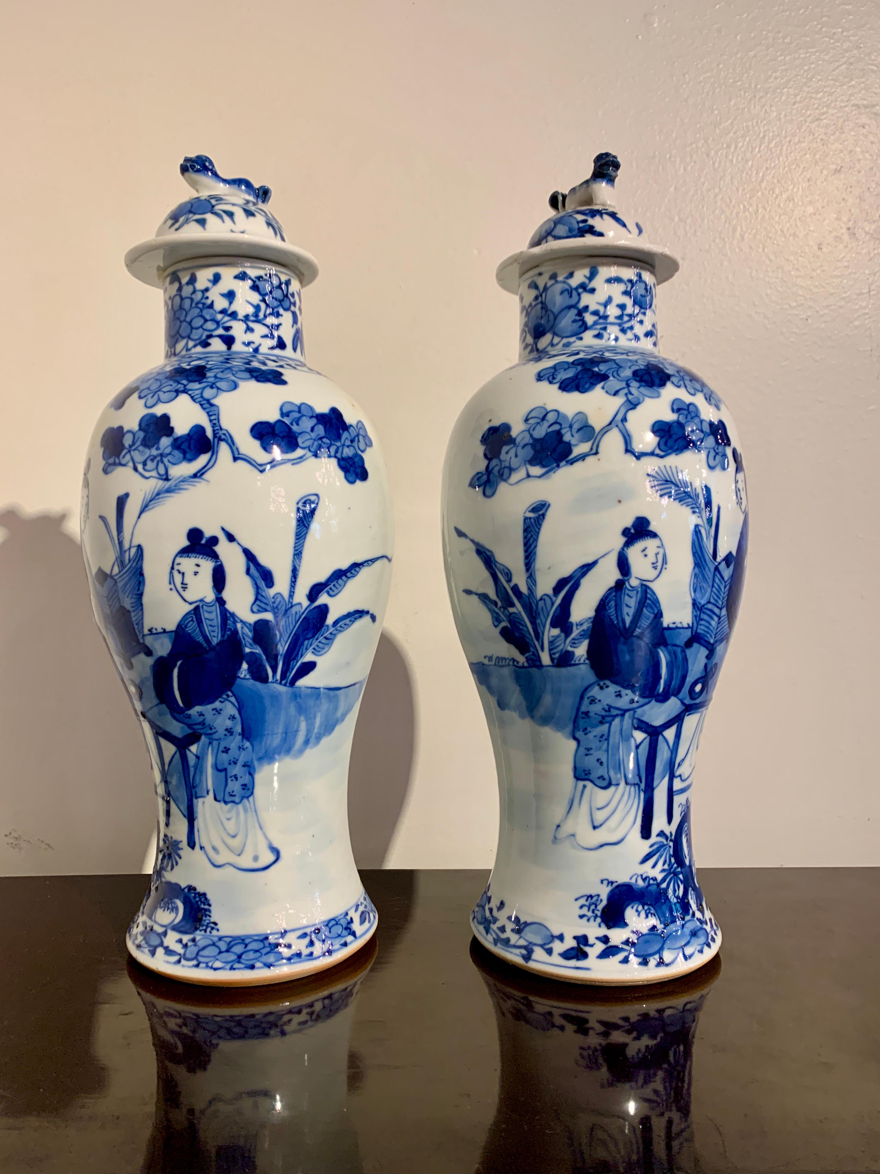 A lovely pair of Chinese blue and white glazed covered baluster jars or vases, qing dynasty, late 19th century, China.

The tall and slim vases of baluster form and surmounted by a cover topped with a foo dog. The slight bodies of the vases