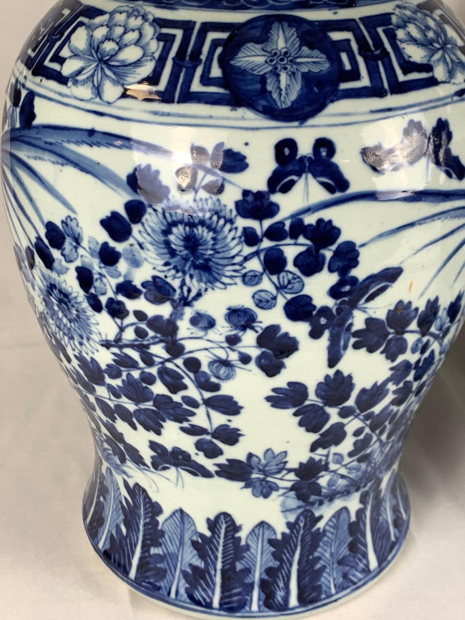 Dieses Paar handbemalter blauer und weißer chinesischer Porzellankrüge wurde in der späten Qing-Dynastie in der Guangxu-Ära um 1880 hergestellt.
Jedes Gefäß ist in Kobaltblautönen handbemalt und zeigt eine fröhliche Szene mit zwei Singvögeln, die in