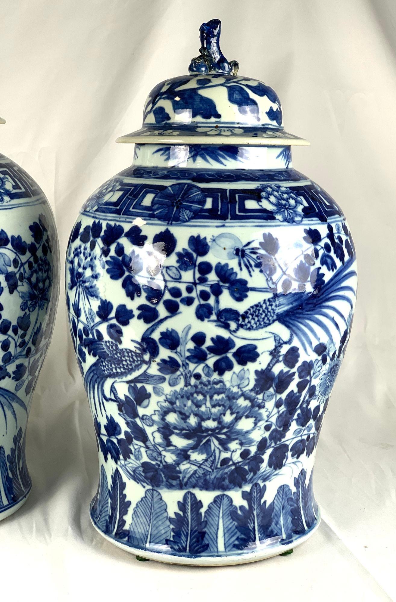 Paar chinesische blau-weiße bedeckte JARs, handbemalt, Qing Dynasty CIRCA 1880 (19. Jahrhundert) im Angebot
