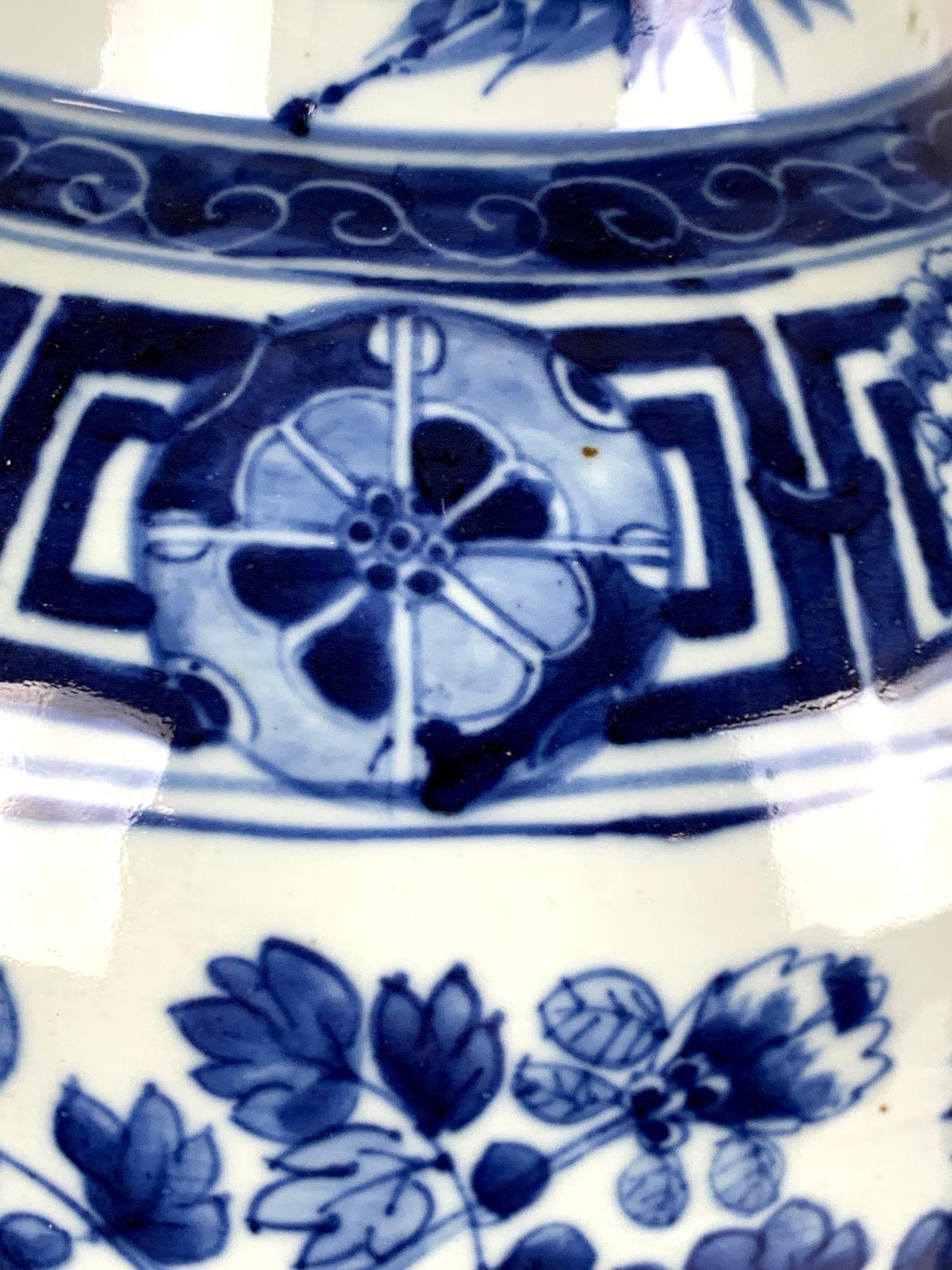 Paar chinesische blau-weiße bedeckte JARs, handbemalt, Qing Dynasty CIRCA 1880 im Angebot 1