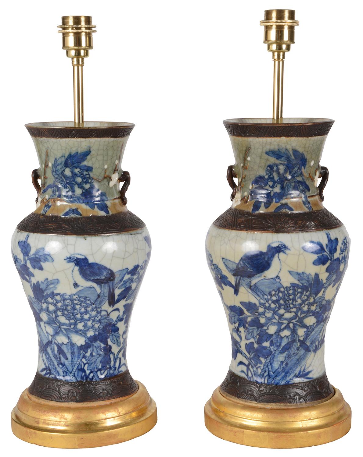 Paire de vases chinois en céramique bleue et blanche craquelée de la fin du XIXe siècle, chacun présentant des scènes de colombes assises parmi des fleurs et des feuillages, peintes à la main entre des planches gravées en marron.