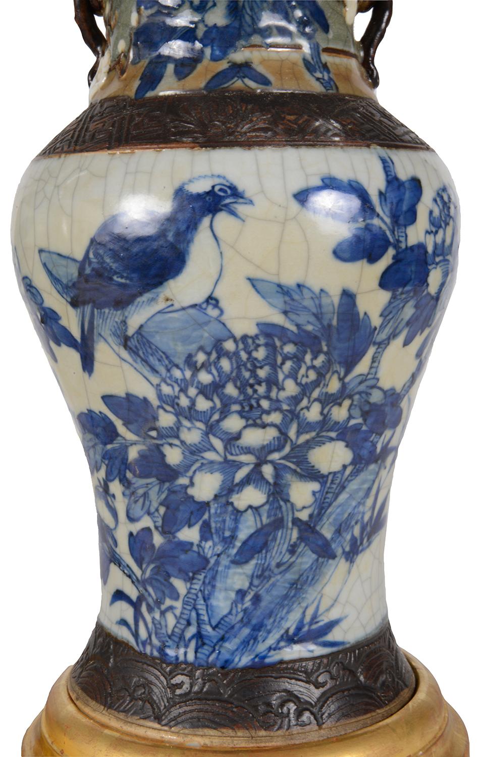 Peint à la main Paire de lampes chinoises bleues et blanches en forme de craquelures, XIXe siècle en vente