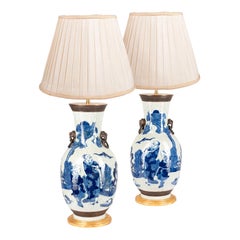 Paire de vases/lampes chinoises en verre craquelé bleu et blanc