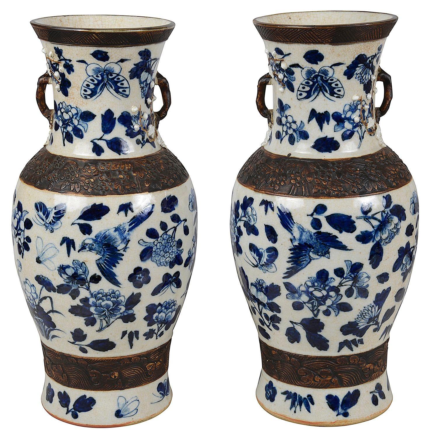 Un par de jarrones/lámparas chinos de craquelado azul y blanco de buena calidad de finales del siglo XIX.
Cada una con bordes bronceados con decoración de volutas foliadas y asas.
Escenas de pájaros, flores y flores de porcelana blanca en relieve