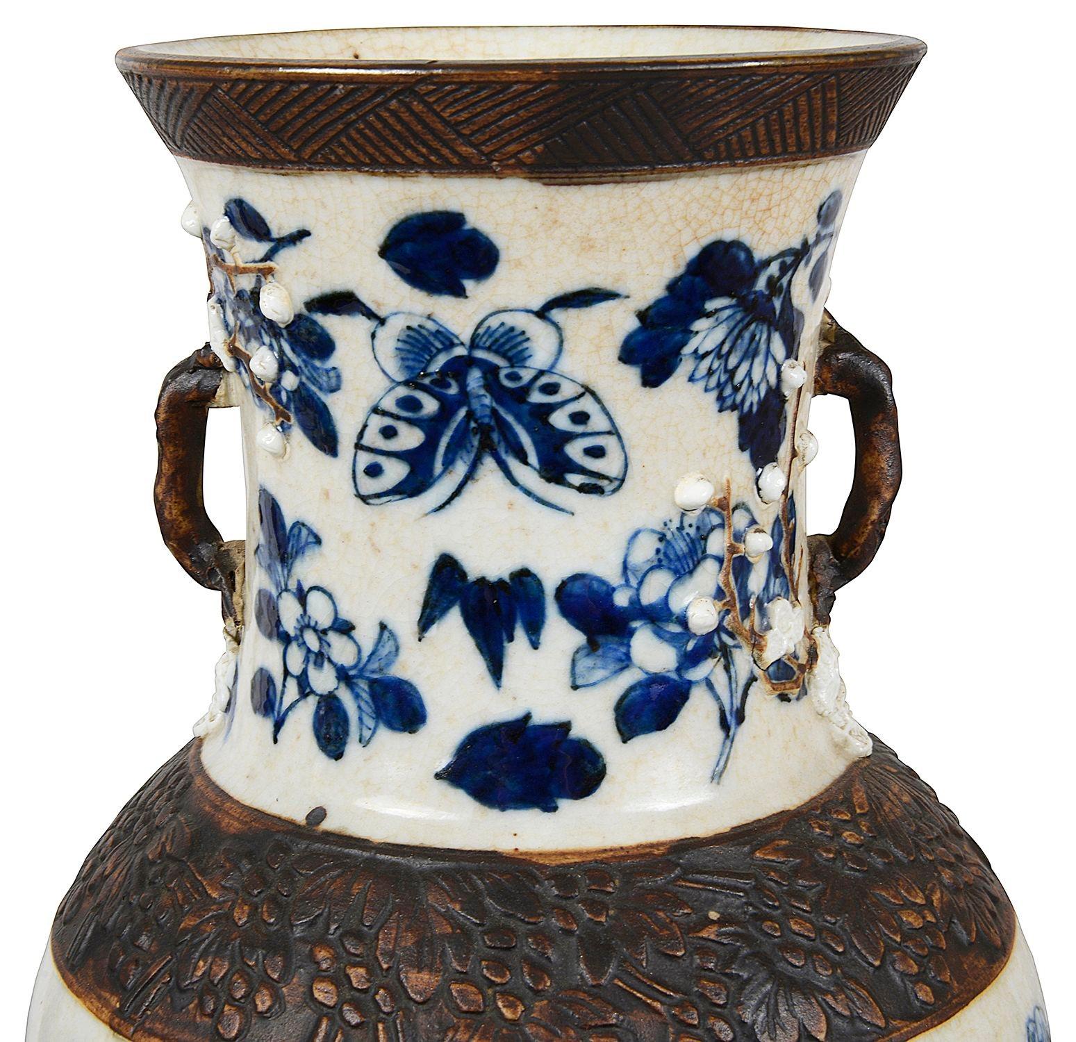 Pareja de jarrones / lámparas chinos de craquelado azul y blanco, S. XIX Pintado a mano en venta