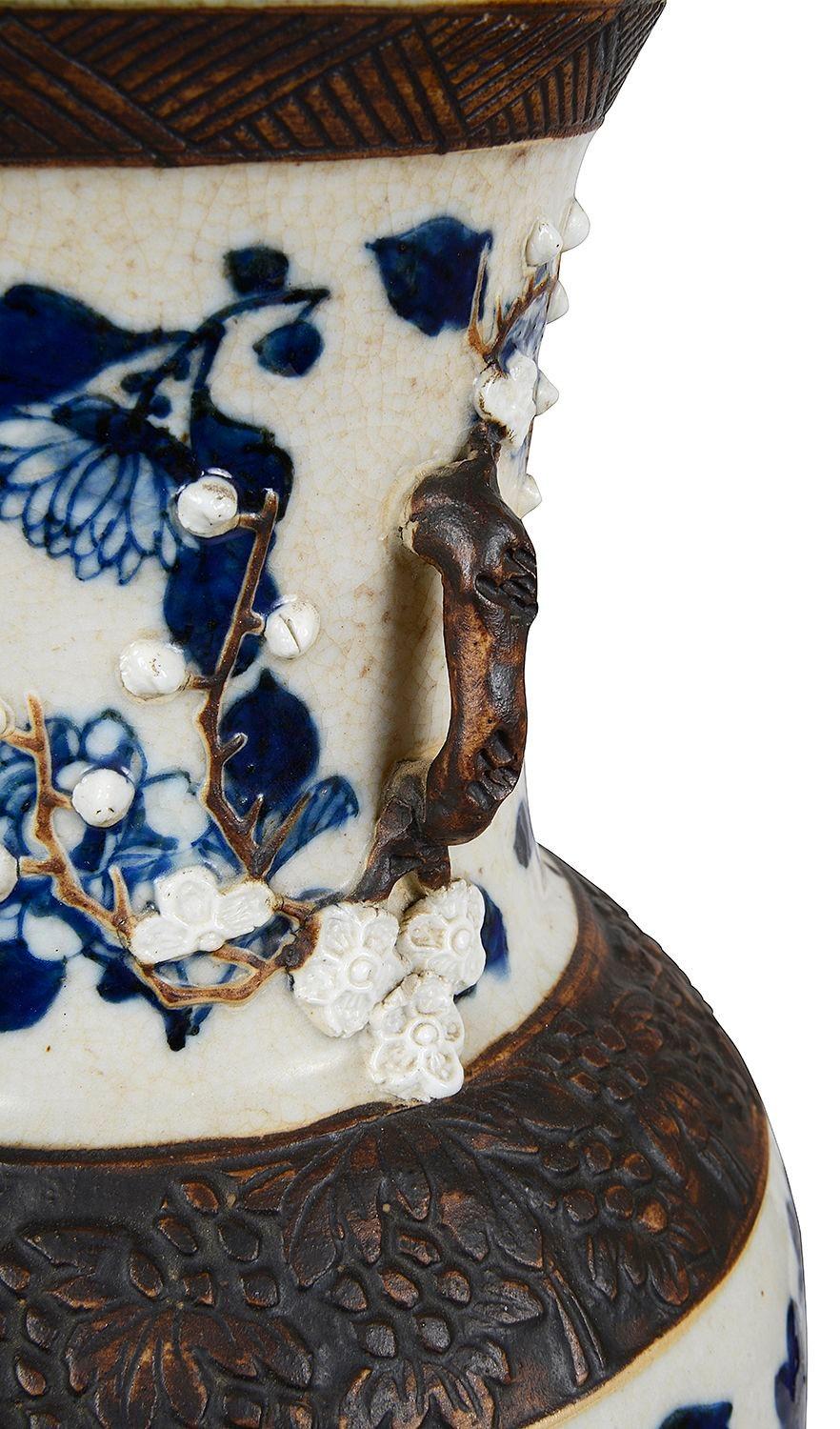 Pareja de jarrones / lámparas chinos de craquelado azul y blanco, S. XIX en Bueno estado para la venta en Brighton, Sussex