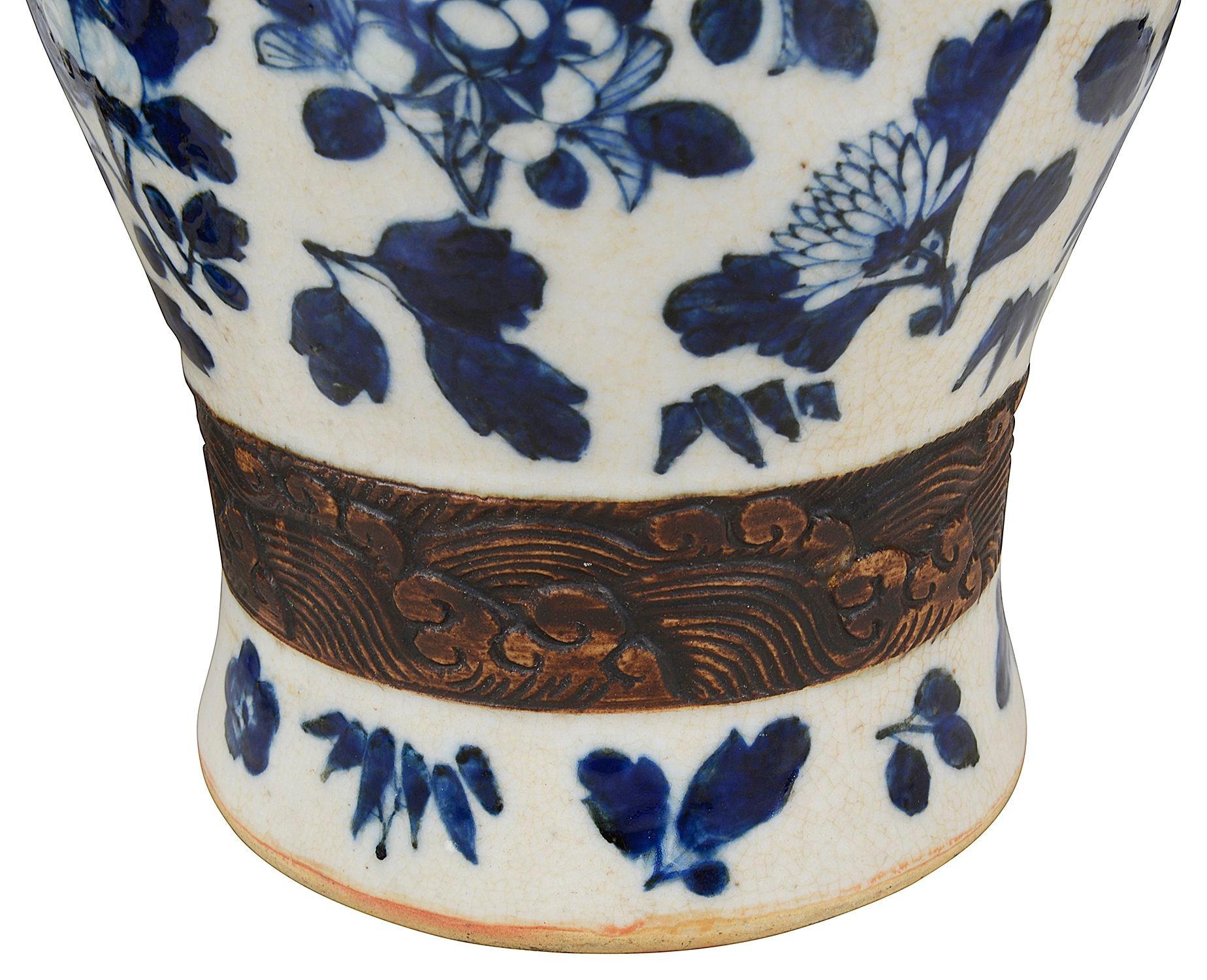 Pareja de jarrones / lámparas chinos de craquelado azul y blanco, S. XIX Porcelana en venta