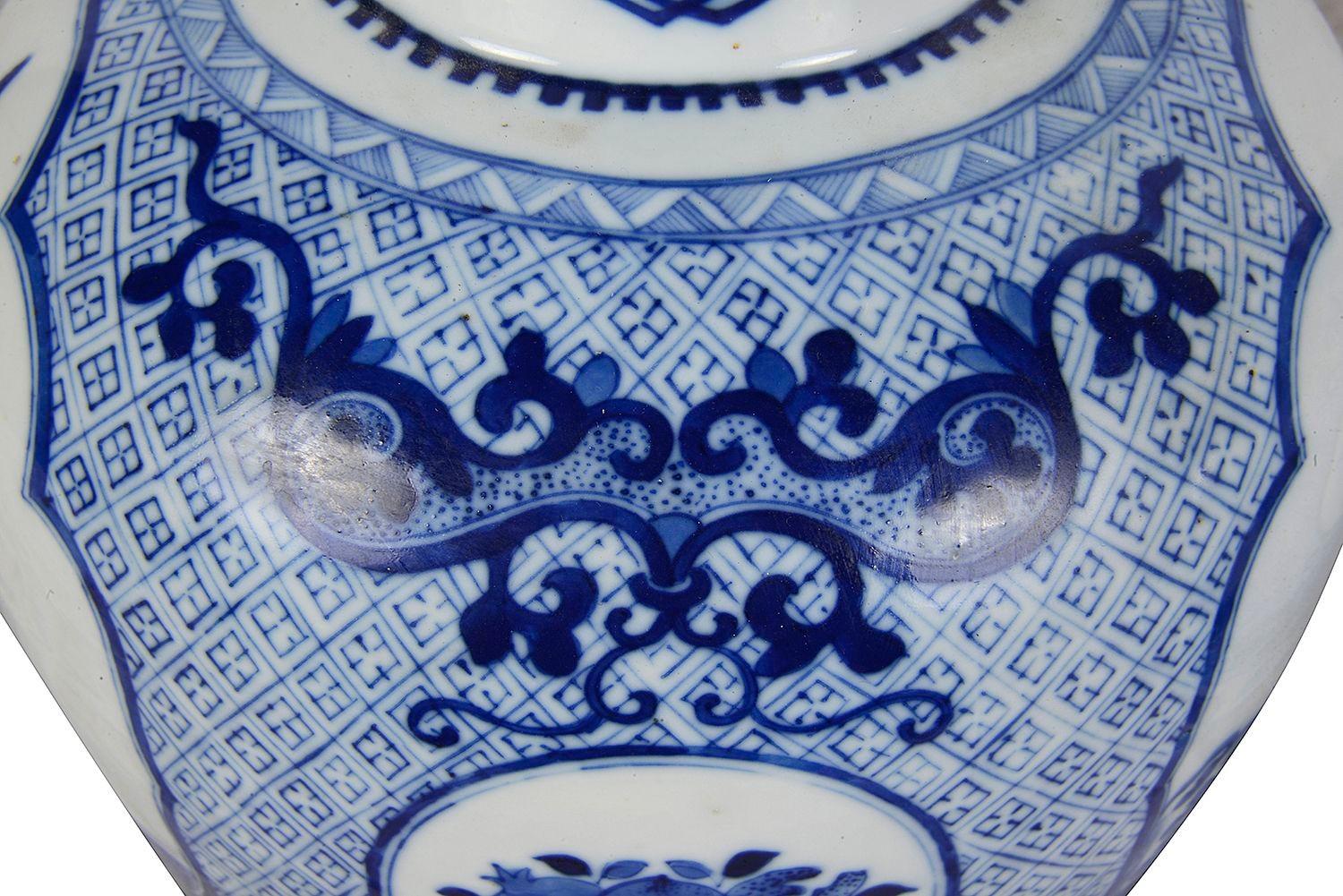Paire de vases/lampes chinoises en verre JAR bleu et blanc, 19e siècle. en vente 2