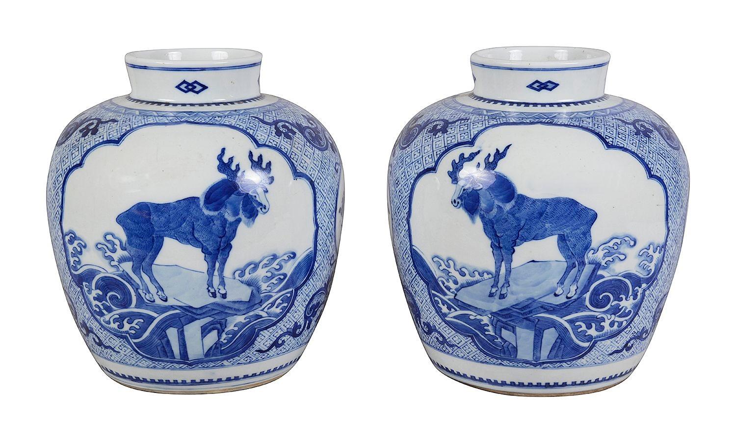 Une paire inhabituelle de lampes à pot de gingembre bleu et blanc de la Chine de la fin du 19e siècle. Chacun d'entre eux est orné d'un motif peint à la main sur le sol et de scènes d'élans et de créatures mythiques ailées peintes à la main. Montés