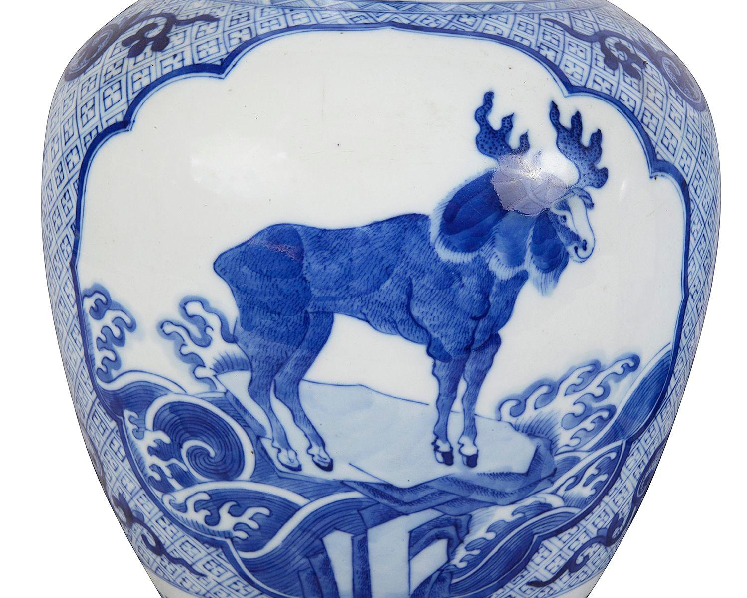 Exportation chinoise Paire de vases/lampes chinoises en verre JAR bleu et blanc, 19e siècle. en vente