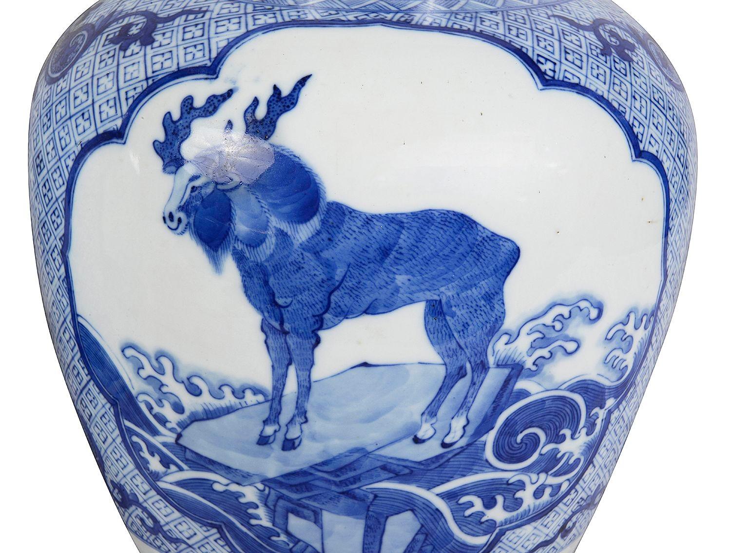 Chinois Paire de vases/lampes chinoises en verre JAR bleu et blanc, 19e siècle. en vente