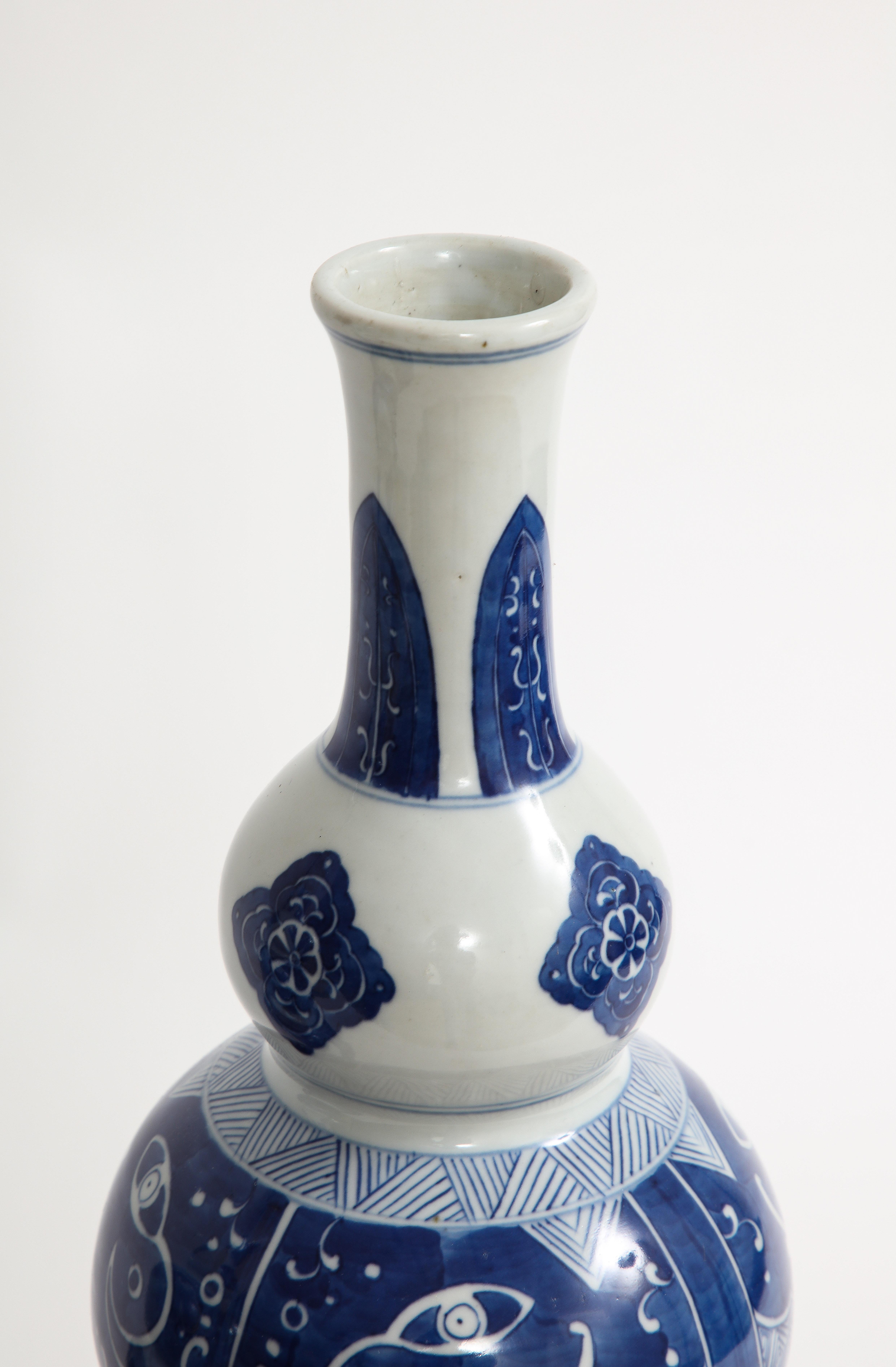 Paar chinesische Vasen „Taotie“ aus blauem und weißem Porzellan mit drei Kürbisformen, Qing 19. Jahrhundert im Angebot 3