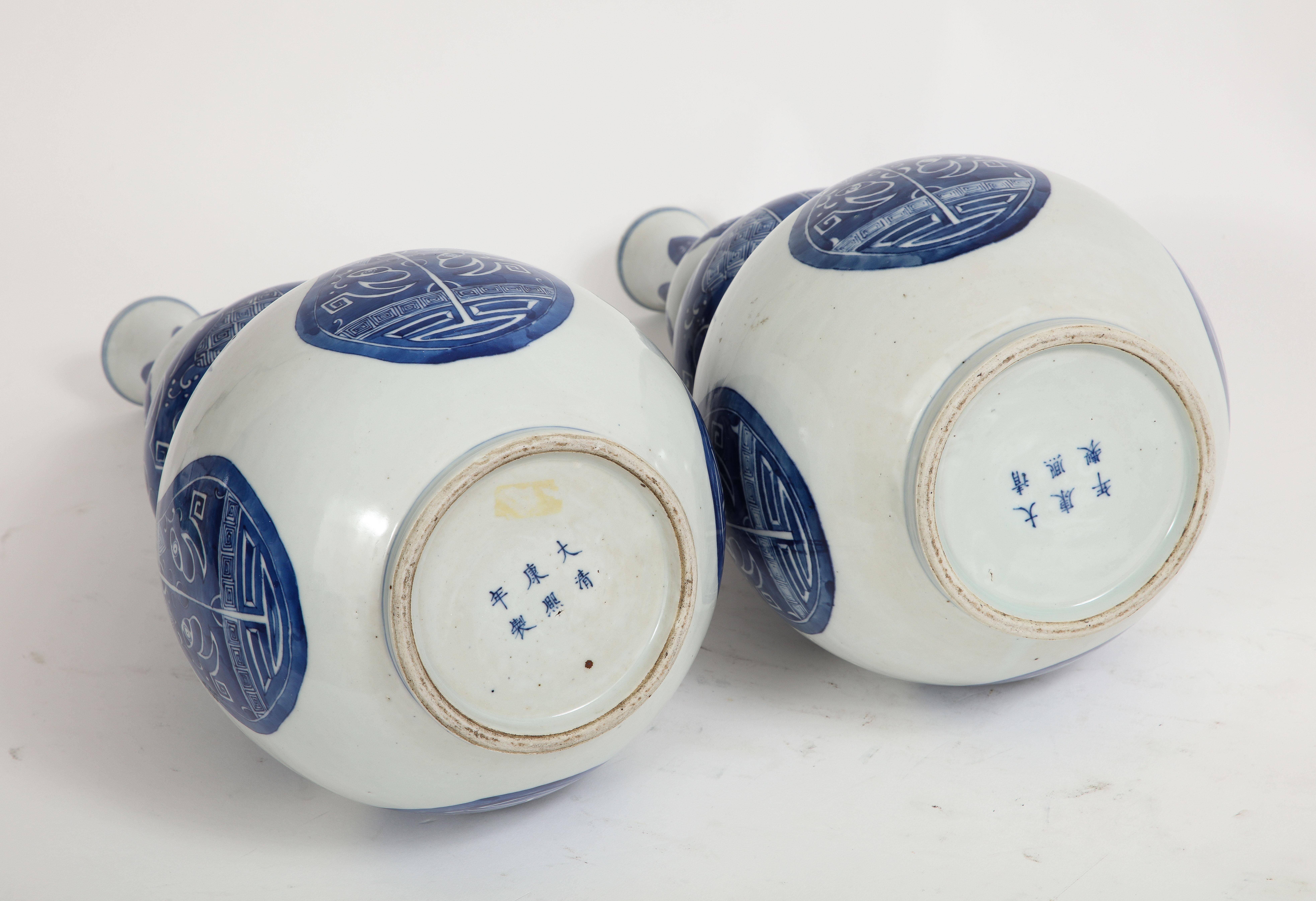 Paar chinesische Vasen „Taotie“ aus blauem und weißem Porzellan mit drei Kürbisformen, Qing 19. Jahrhundert im Angebot 4