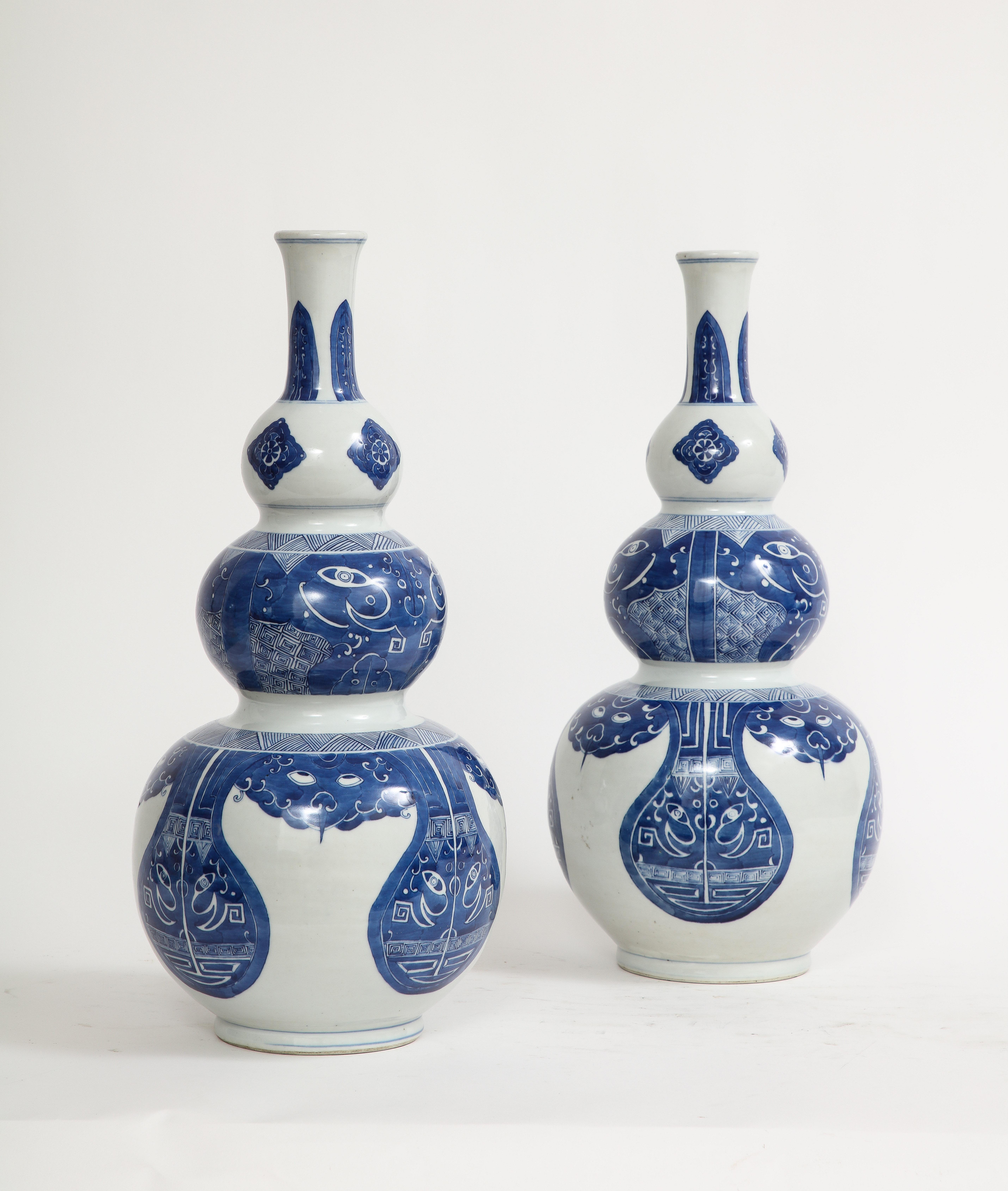 Paar chinesische Vasen „Taotie“ aus blauem und weißem Porzellan mit drei Kürbisformen, Qing 19. Jahrhundert (Qing-Dynastie) im Angebot