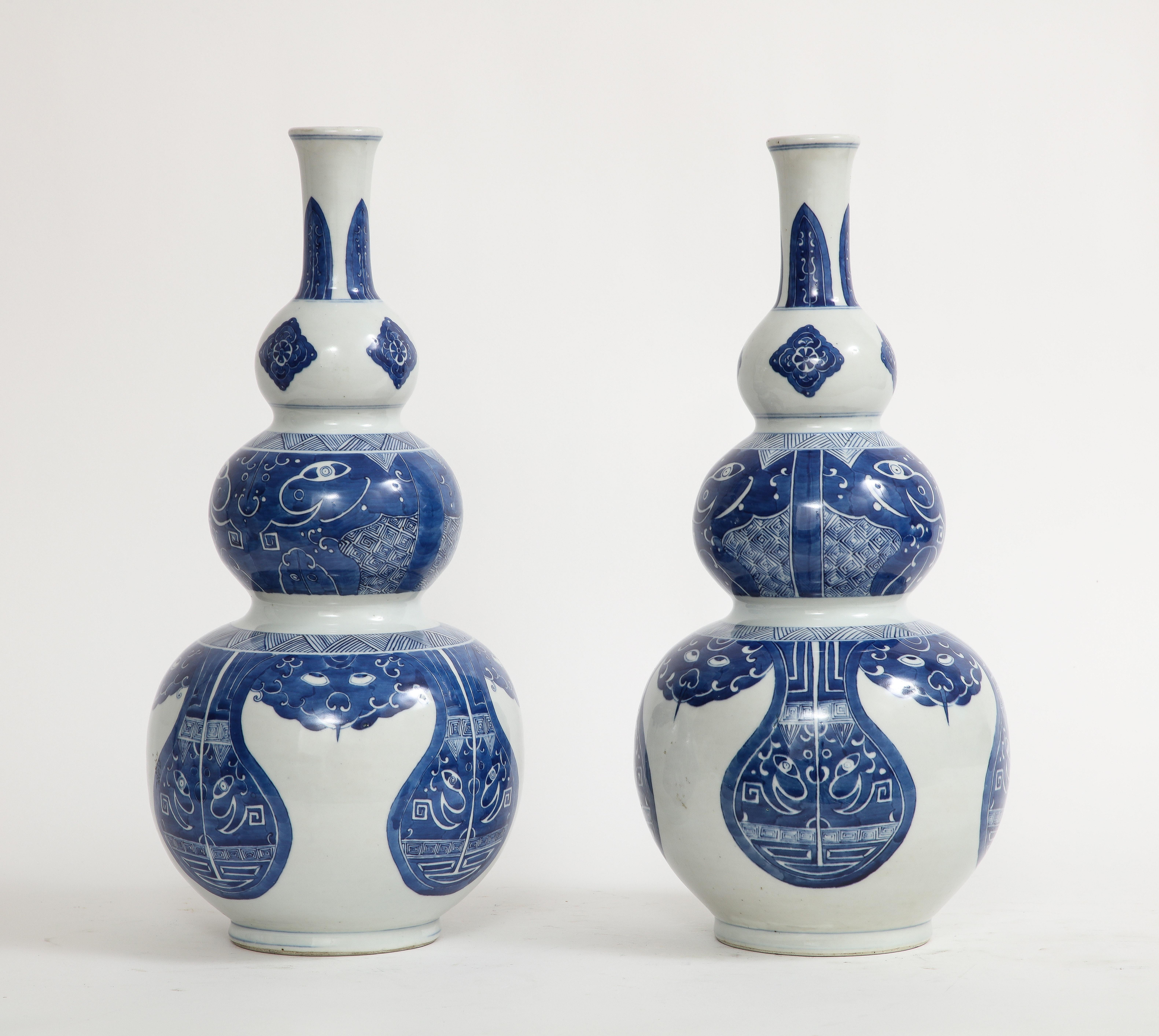 Paar chinesische Vasen „Taotie“ aus blauem und weißem Porzellan mit drei Kürbisformen, Qing 19. Jahrhundert (Chinesisch) im Angebot