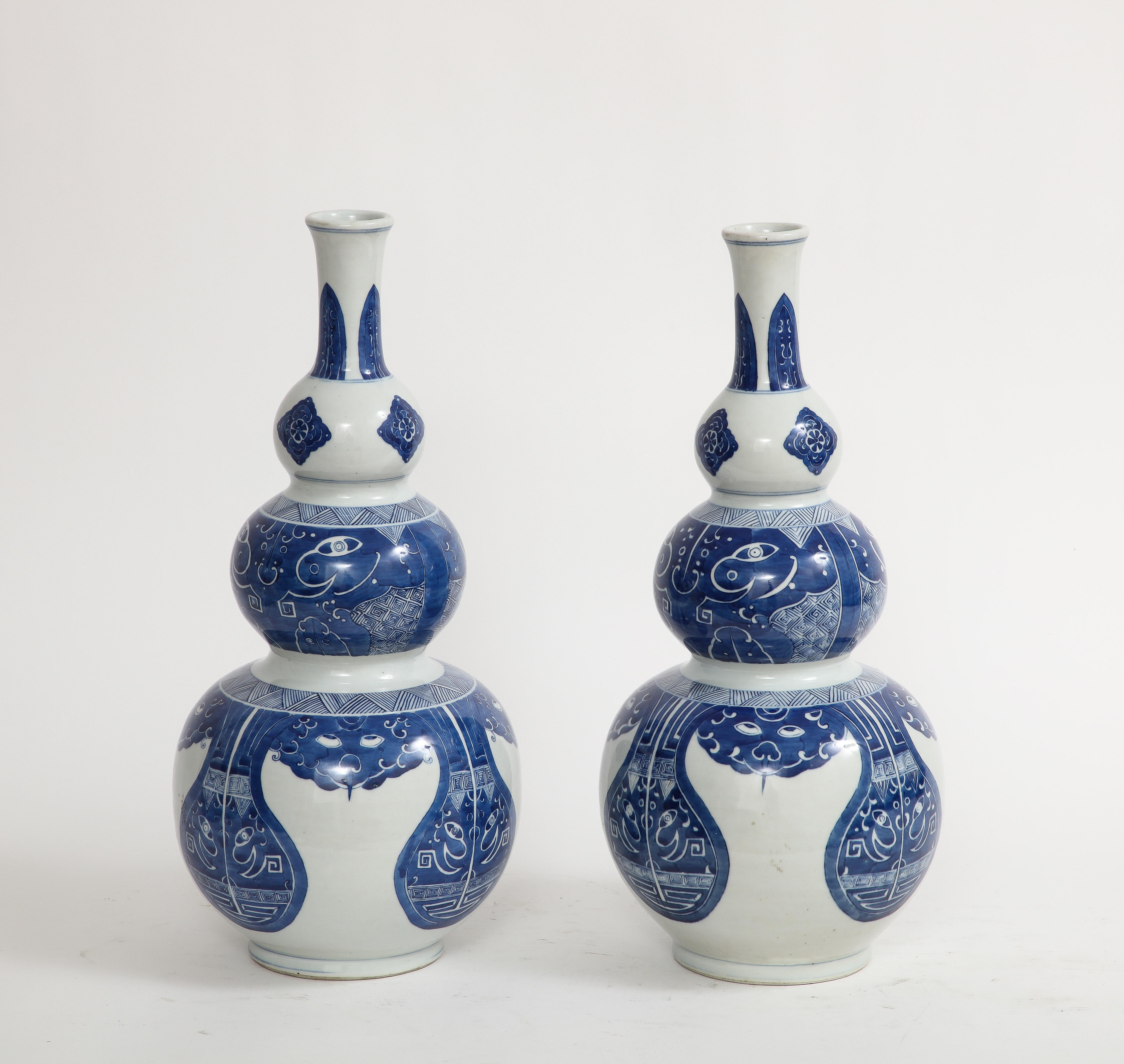 Paar chinesische Vasen „Taotie“ aus blauem und weißem Porzellan mit drei Kürbisformen, Qing 19. Jahrhundert (Handbemalt) im Angebot