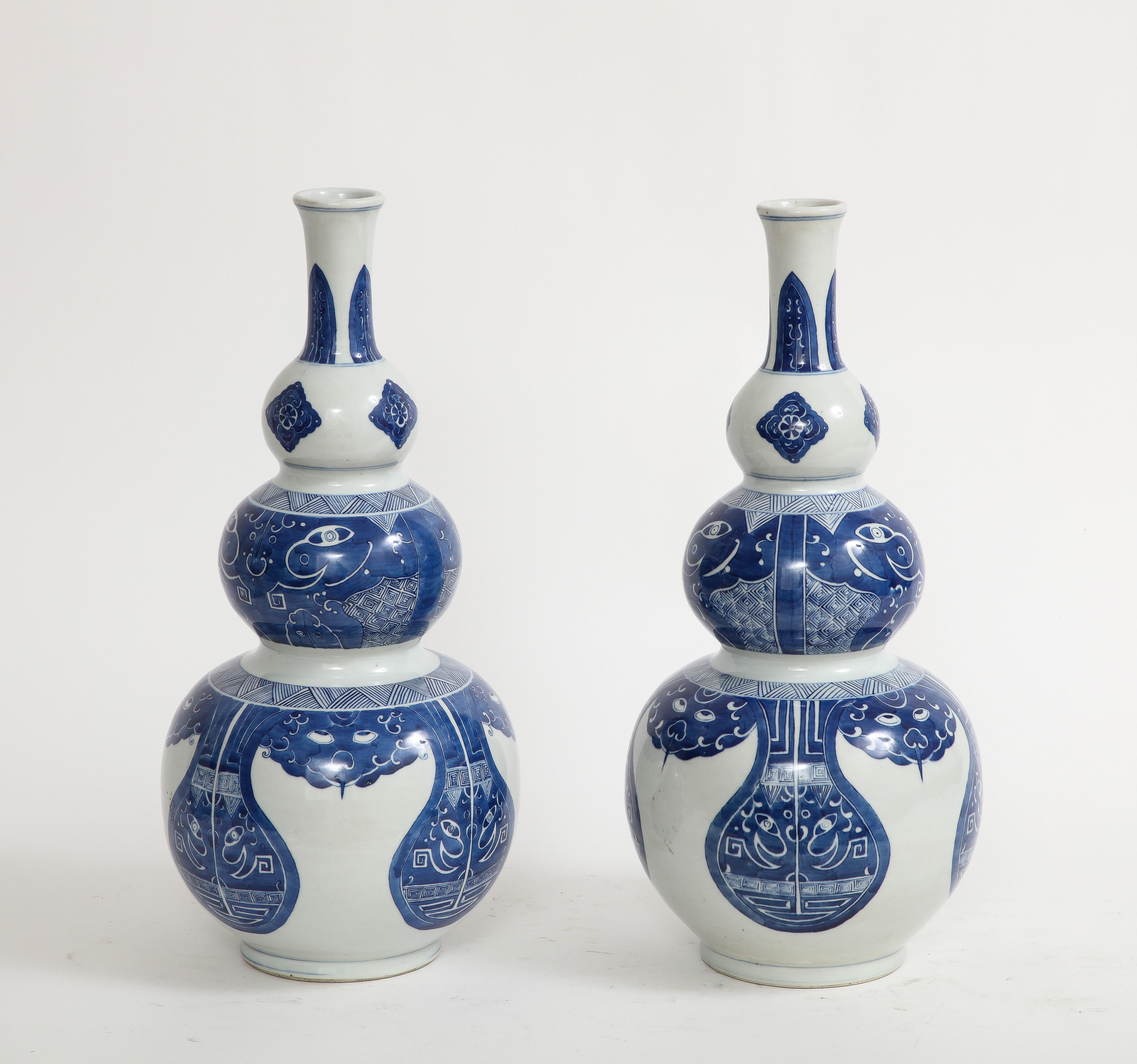 Paar chinesische Vasen „Taotie“ aus blauem und weißem Porzellan mit drei Kürbisformen, Qing 19. Jahrhundert im Zustand „Gut“ im Angebot in New York, NY