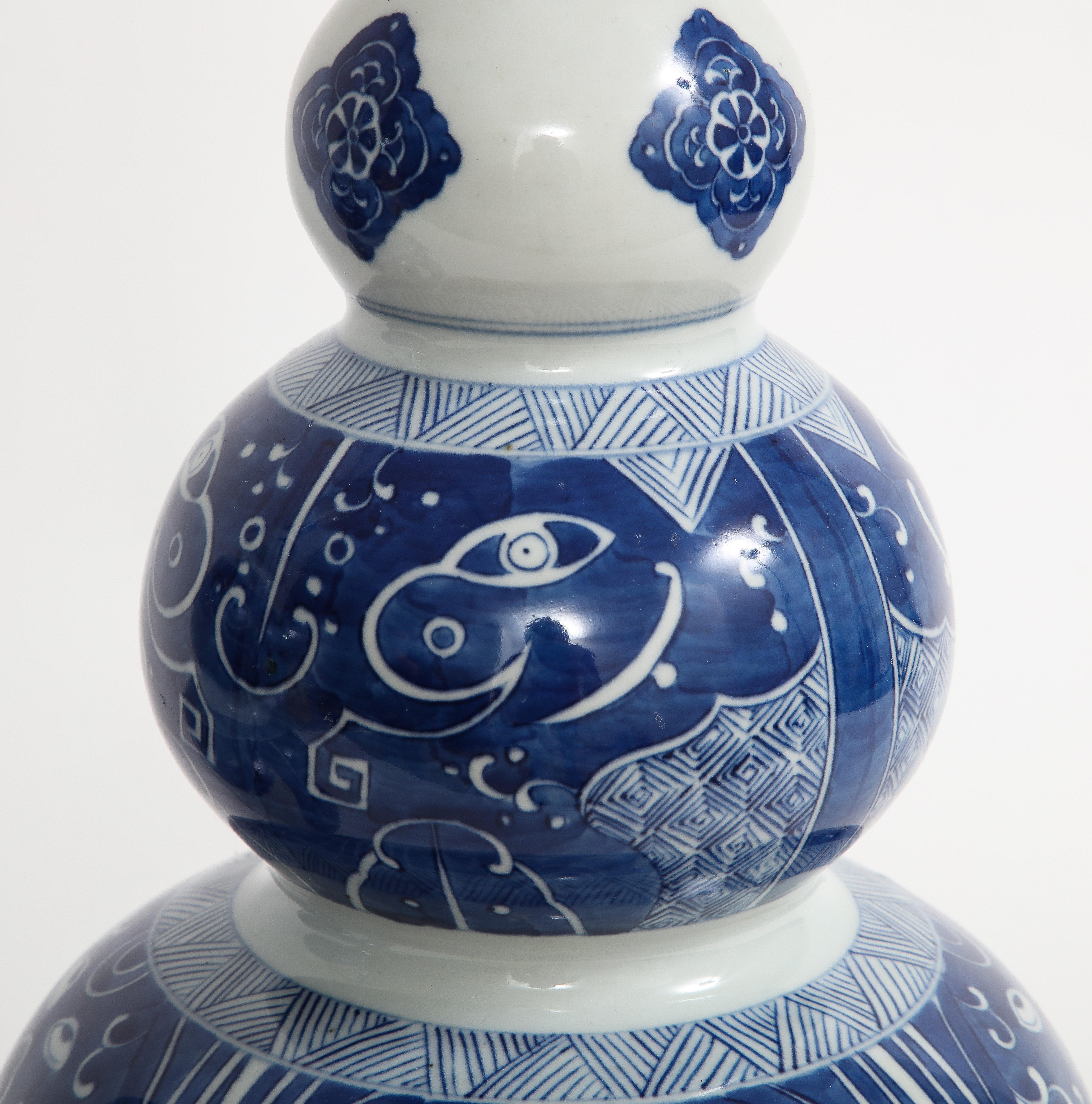 Paar chinesische Vasen „Taotie“ aus blauem und weißem Porzellan mit drei Kürbisformen, Qing 19. Jahrhundert im Angebot 1