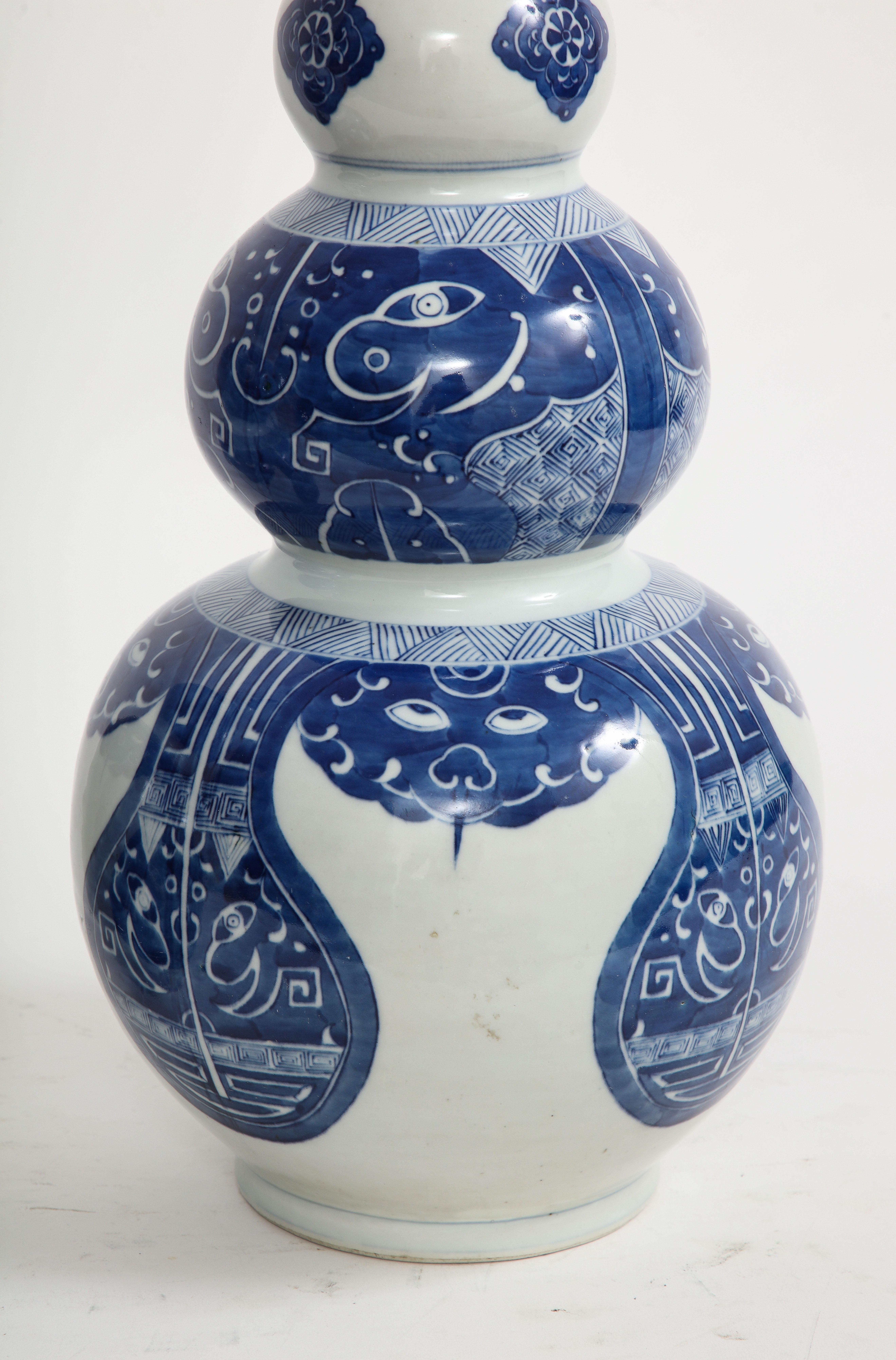 Paar chinesische Vasen „Taotie“ aus blauem und weißem Porzellan mit drei Kürbisformen, Qing 19. Jahrhundert im Angebot 2