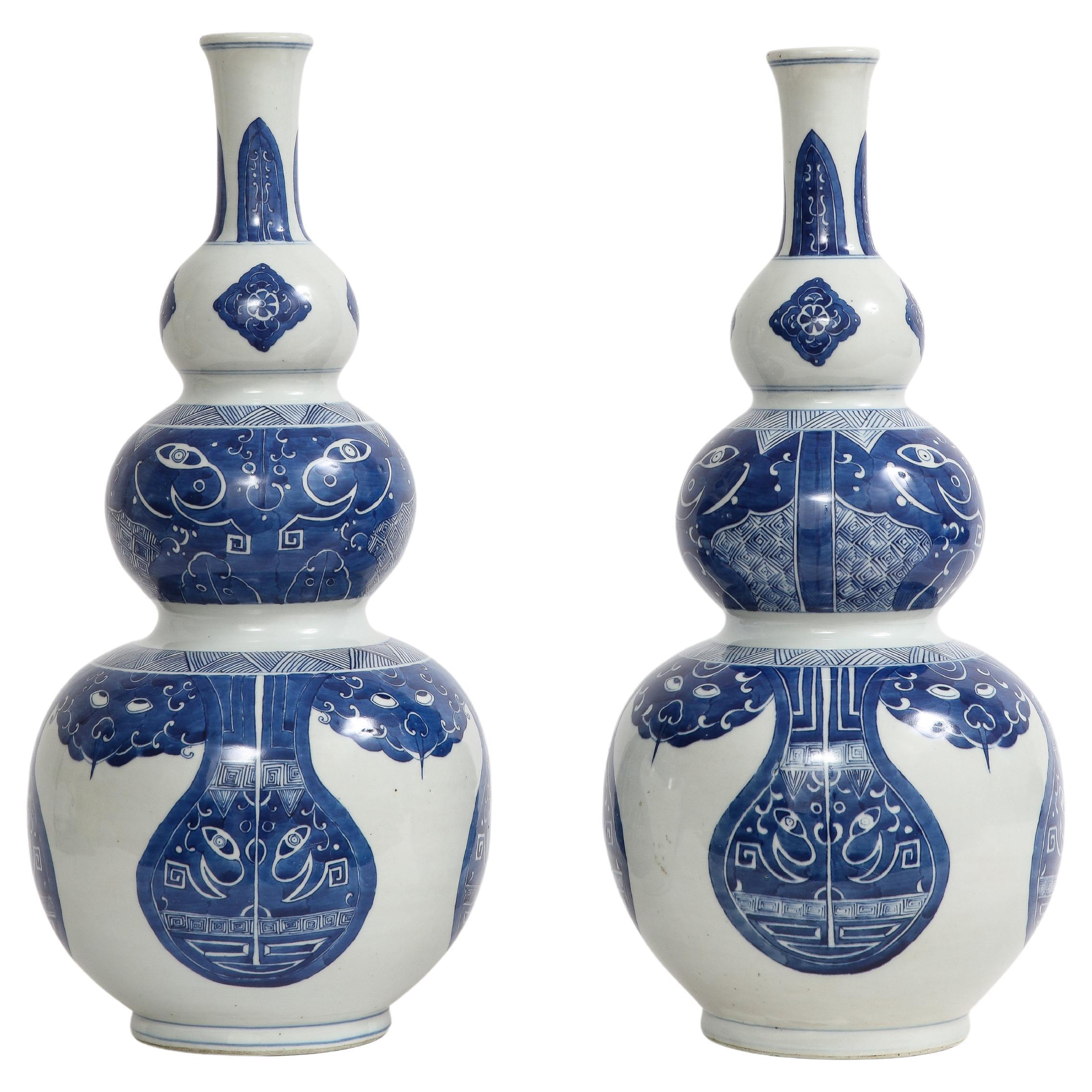Paar chinesische Vasen „Taotie“ aus blauem und weißem Porzellan mit drei Kürbisformen, Qing 19. Jahrhundert