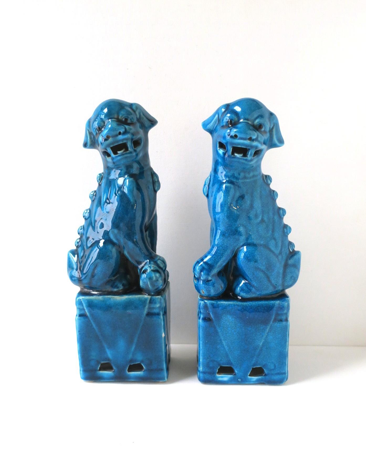 Paire d'objets décoratifs en porcelaine de Chine à motifs de chiens-lions, à glaçure bleu turquoise foncé, vers la fin du XIXe siècle ou le début du XXe siècle, Chine. Les paires sont de bonne taille, ni trop grandes ni trop petites. 
