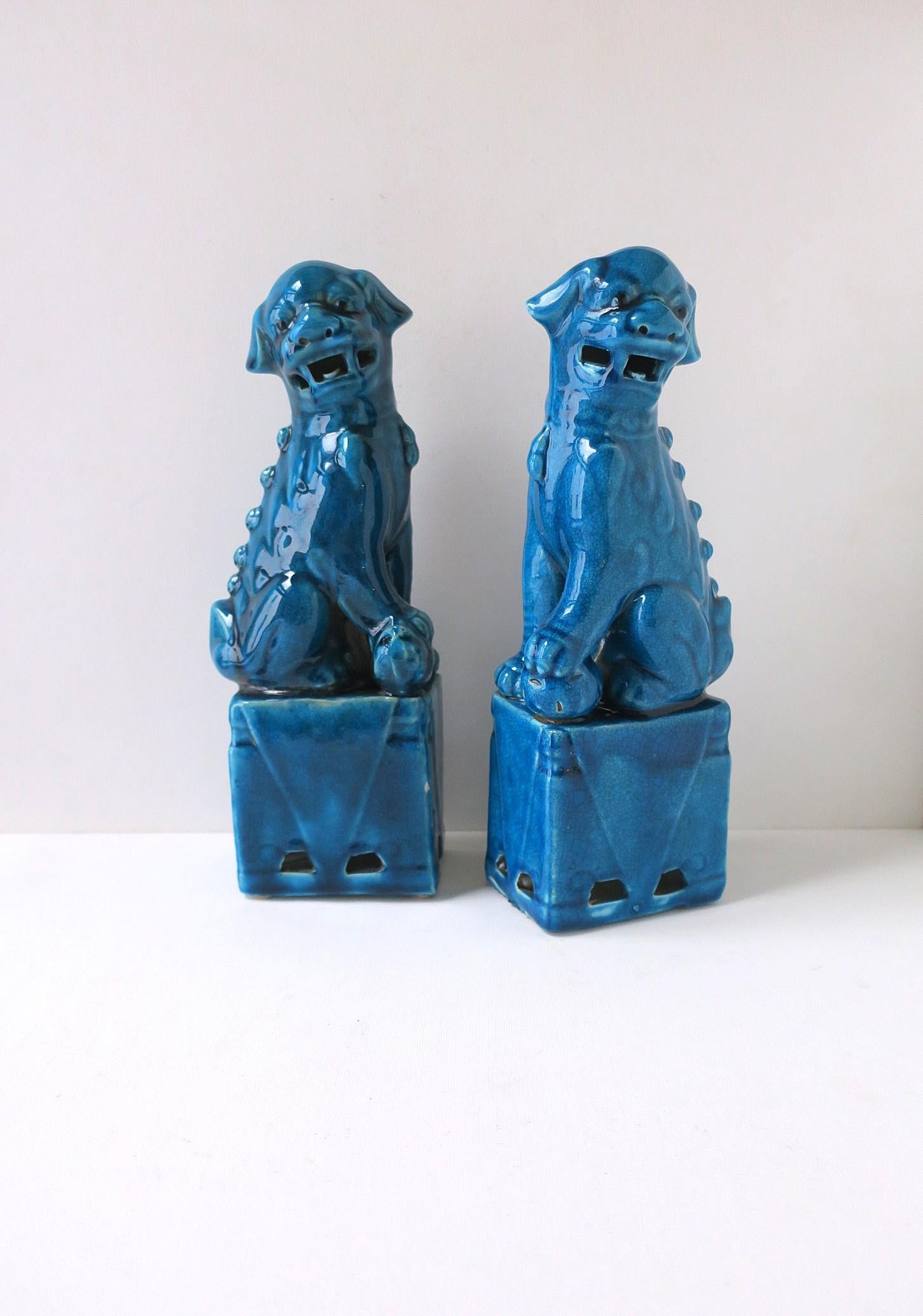 Vernissé Paire de chiens-lions chinois en bleu, vers la fin du 19e siècle en vente