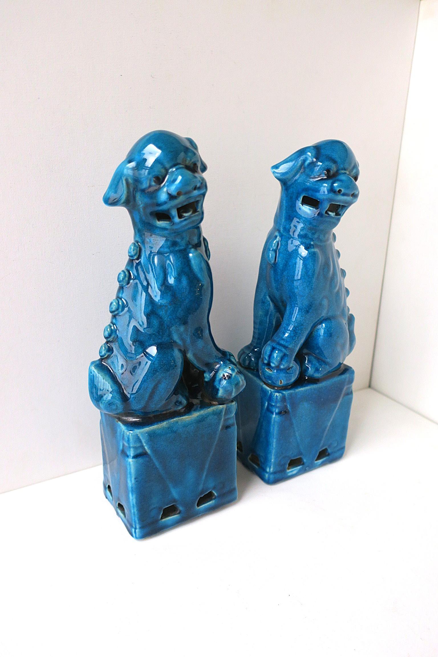Paire de chiens-lions chinois en bleu, vers la fin du 19e siècle Bon état - En vente à New York, NY