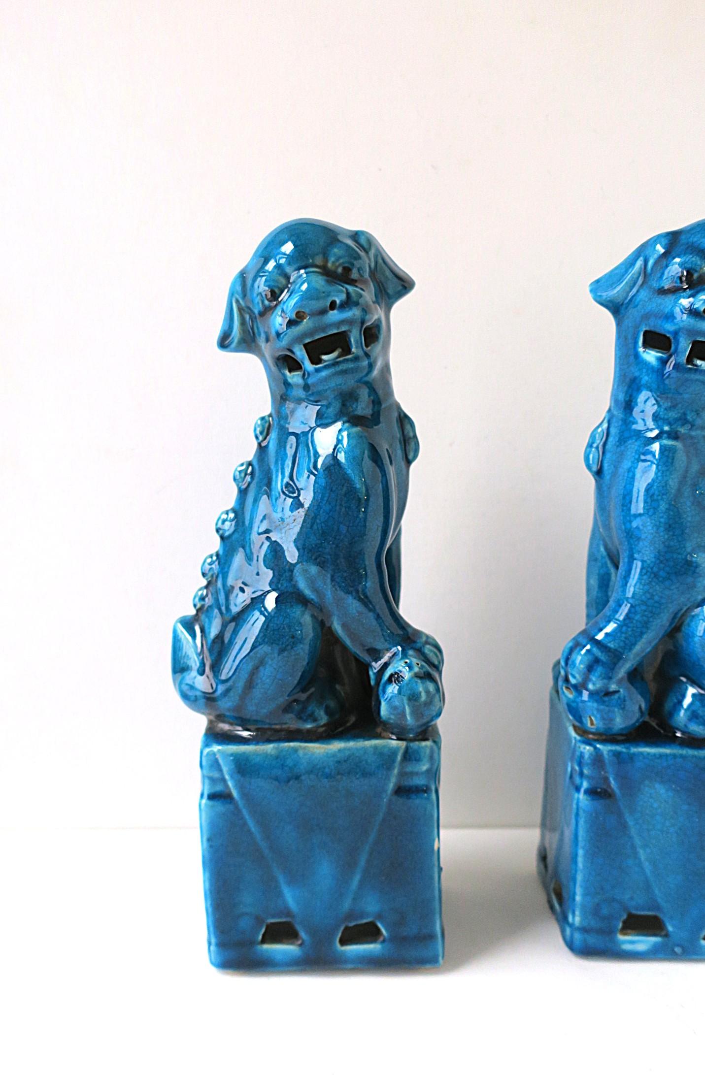 Céramique Paire de chiens-lions chinois en bleu, vers la fin du 19e siècle en vente