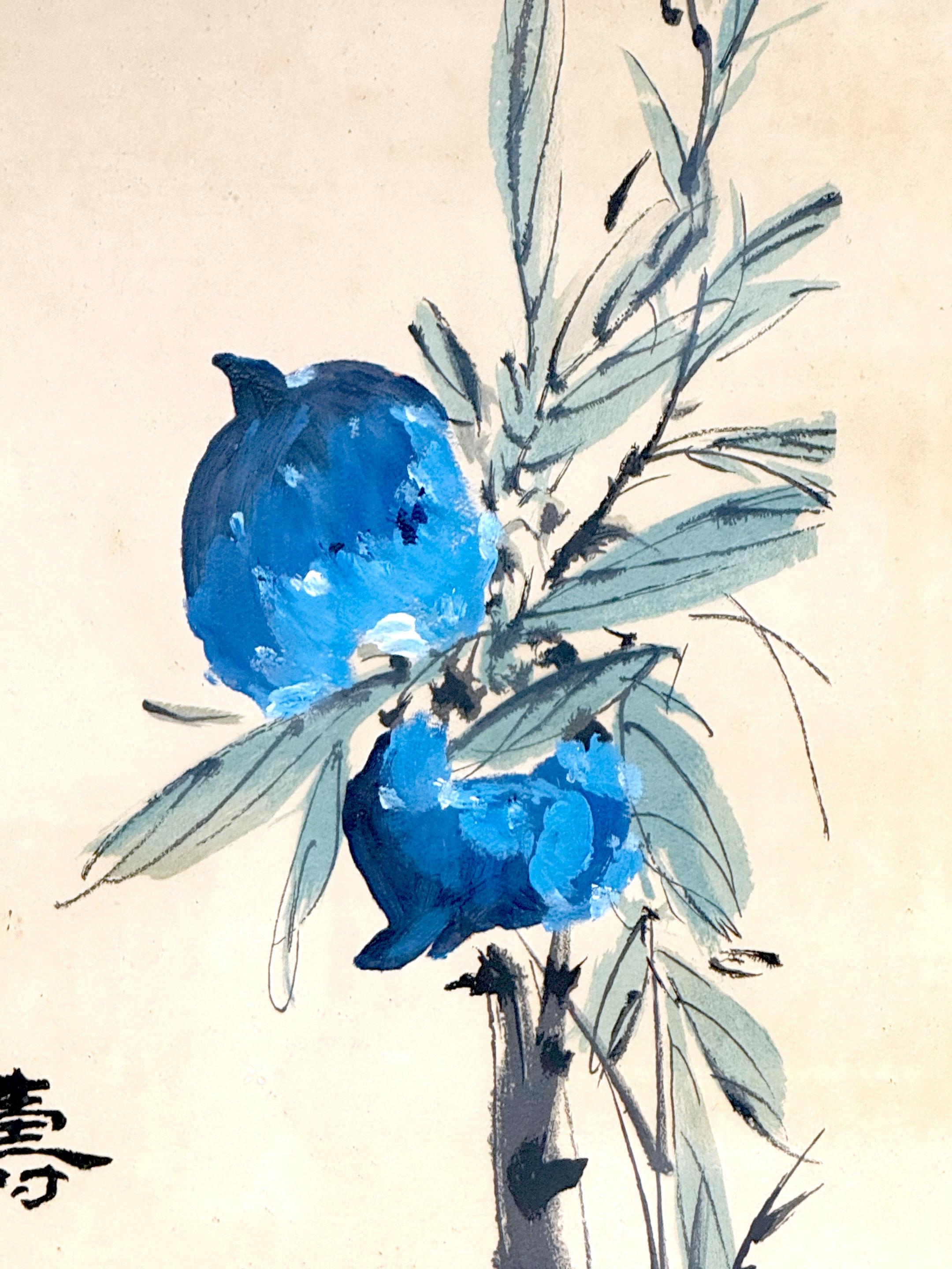 Pareja de pinturas chinas en tinta azul y aguada Peonías y granadas, Escuela Lingnan Chino en venta