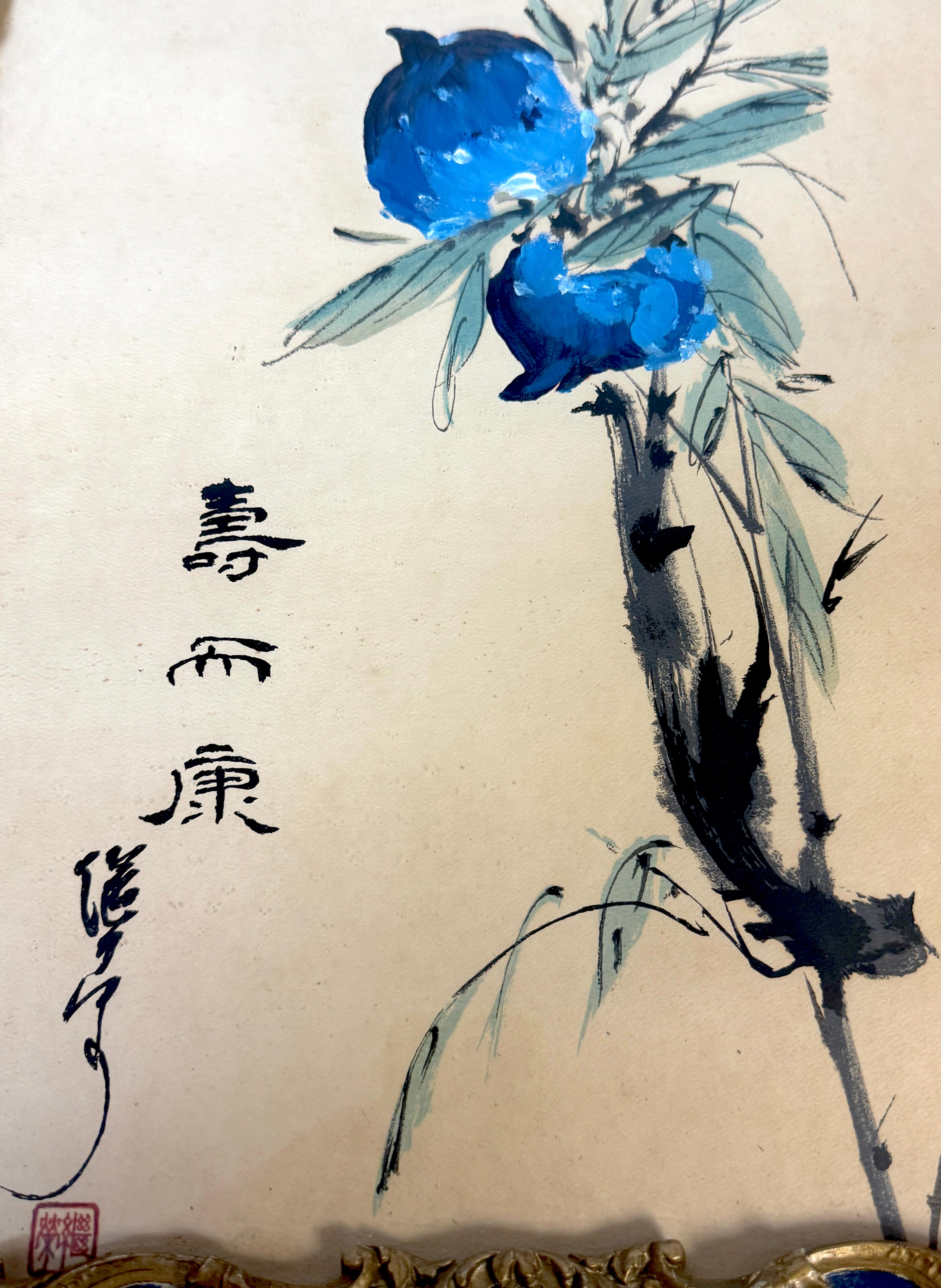 Pareja de pinturas chinas en tinta azul y aguada Peonías y granadas, Escuela Lingnan Dorado en venta