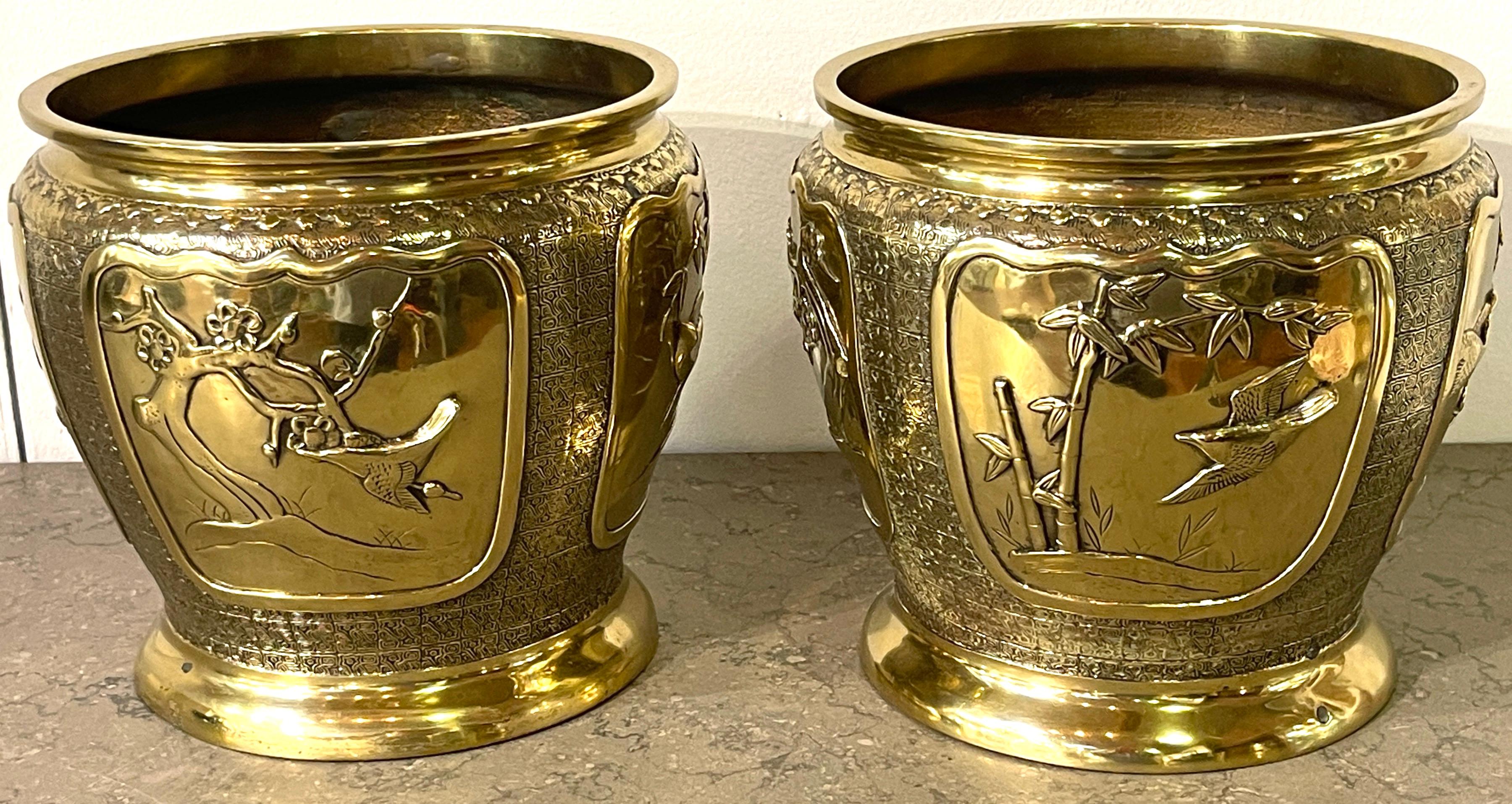 Paire de jardinières chinoises en laiton à motifs floraux et oiseaux avec supports en bois sculpté, vers 1900 en vente 2