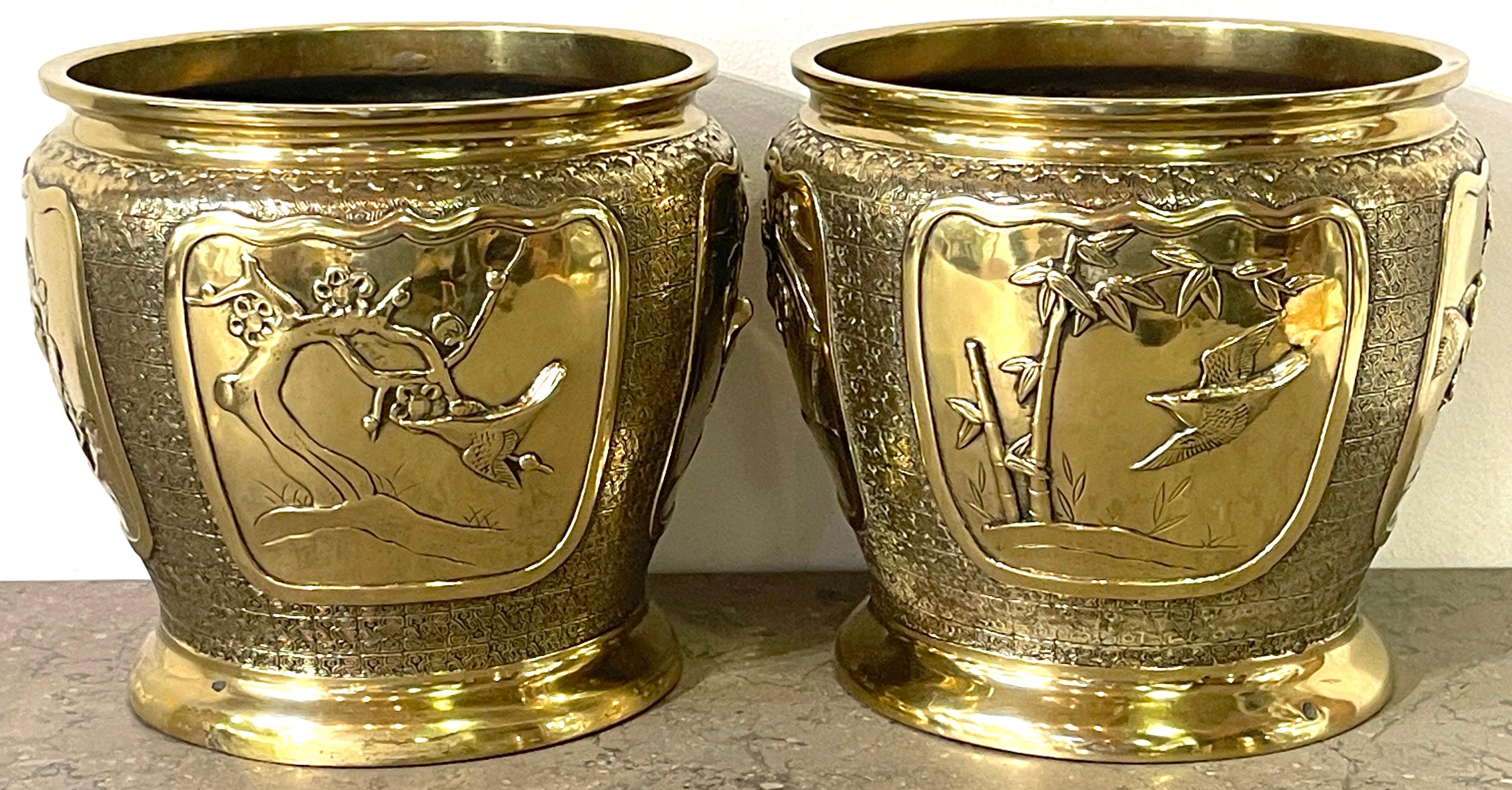 Paire de jardinières chinoises en laiton à motifs floraux et oiseaux avec supports en bois sculpté, vers 1900 en vente 6