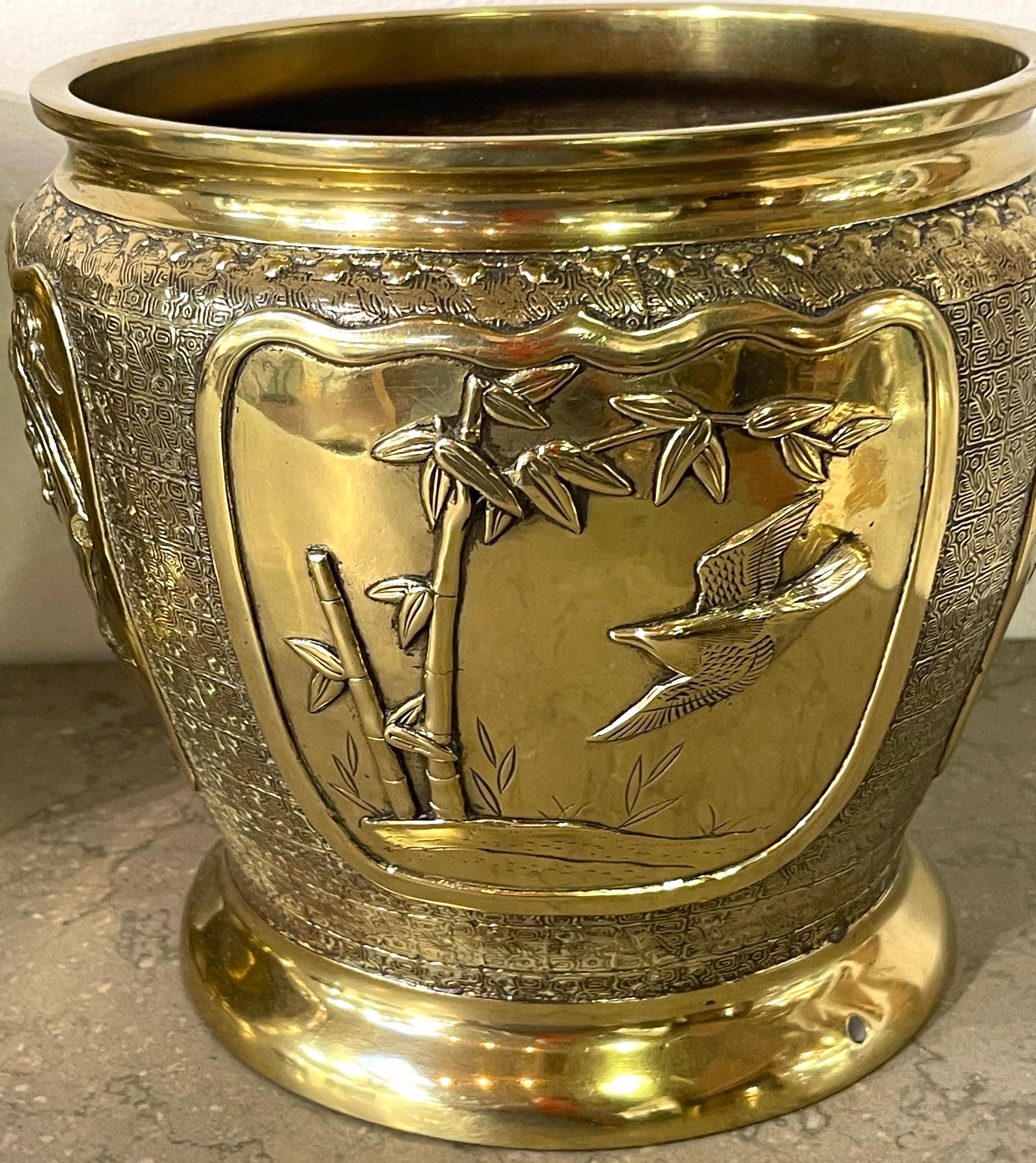 Paire de jardinières chinoises en laiton à motifs floraux et oiseaux avec supports en bois sculpté, vers 1900 en vente 7