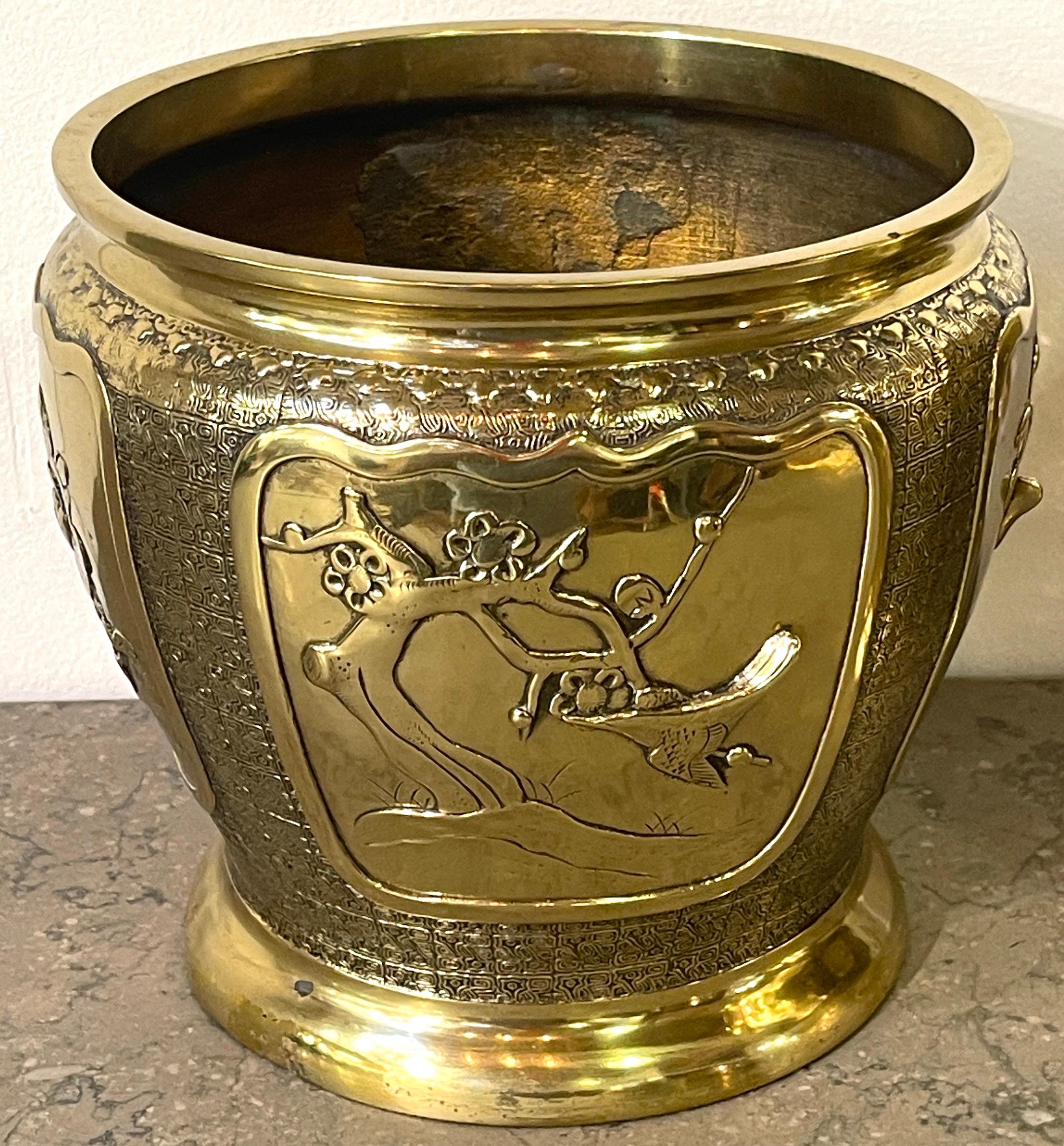 Paire de jardinières chinoises en laiton à motifs floraux et oiseaux avec supports en bois sculpté, vers 1900 en vente 8