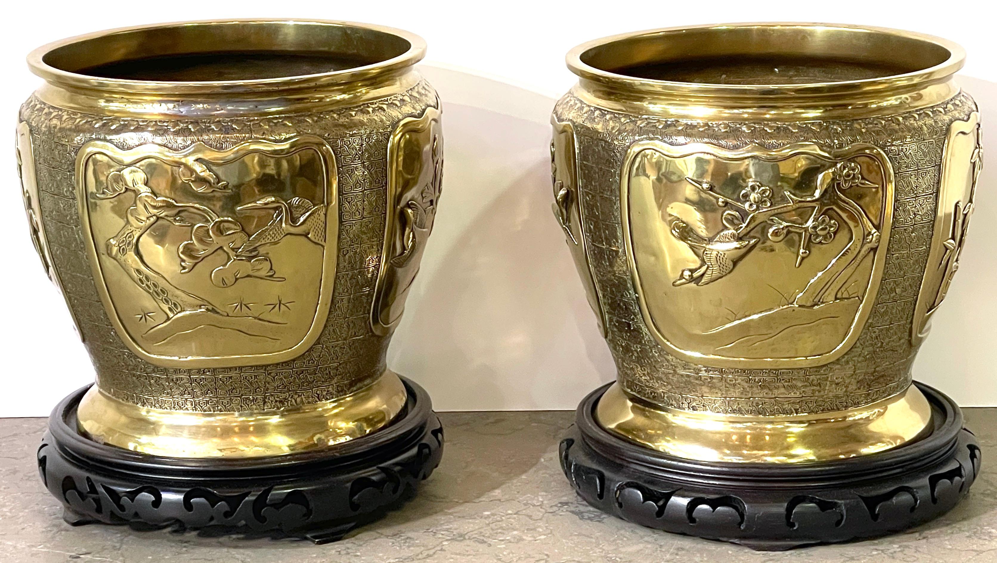 Chinois Paire de jardinières chinoises en laiton à motifs floraux et oiseaux avec supports en bois sculpté, vers 1900 en vente