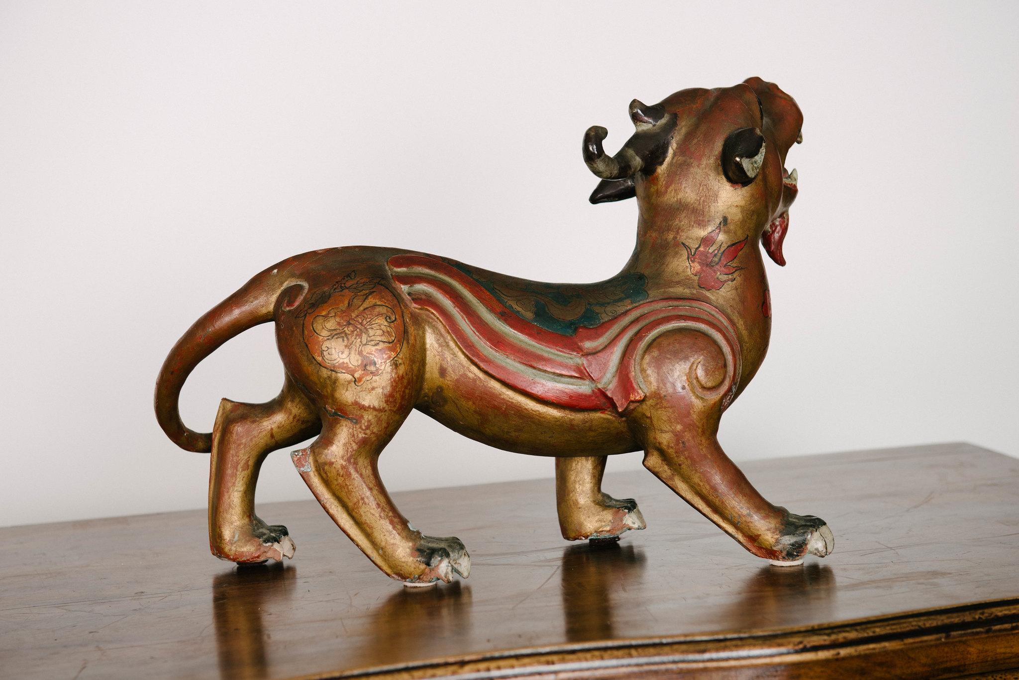 Paar chinesische Pi Xiu aus patinierter Bronze aus dem späten 19. Jahrhundert Traditionell handelt es sich um ein glücksverheißendes chinesisches mythisches hybrides Wesen, das mystische Kräfte besitzt, die in der Lage sind, Reichtum einzufangen und