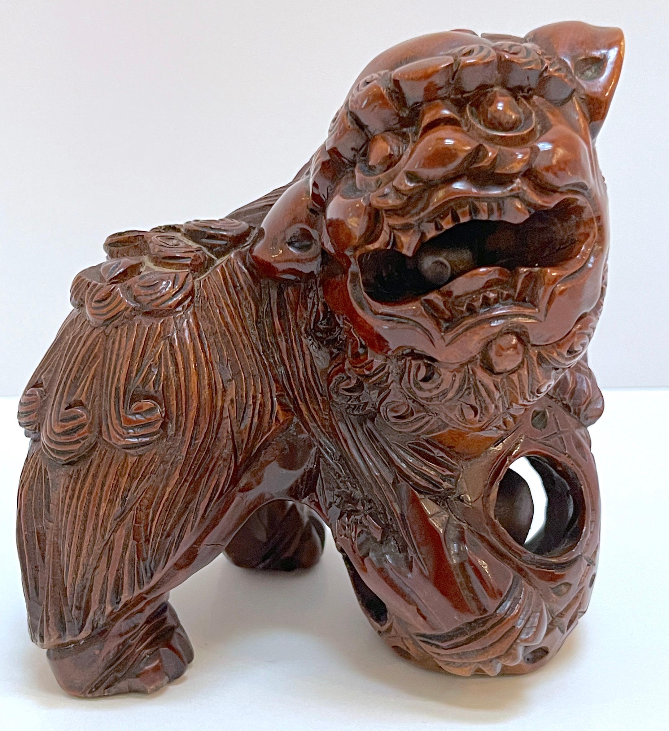 Paire de chiens Foo chinois en bois dur sculpté avec perles roulantes et boules de puzzle  en vente 2