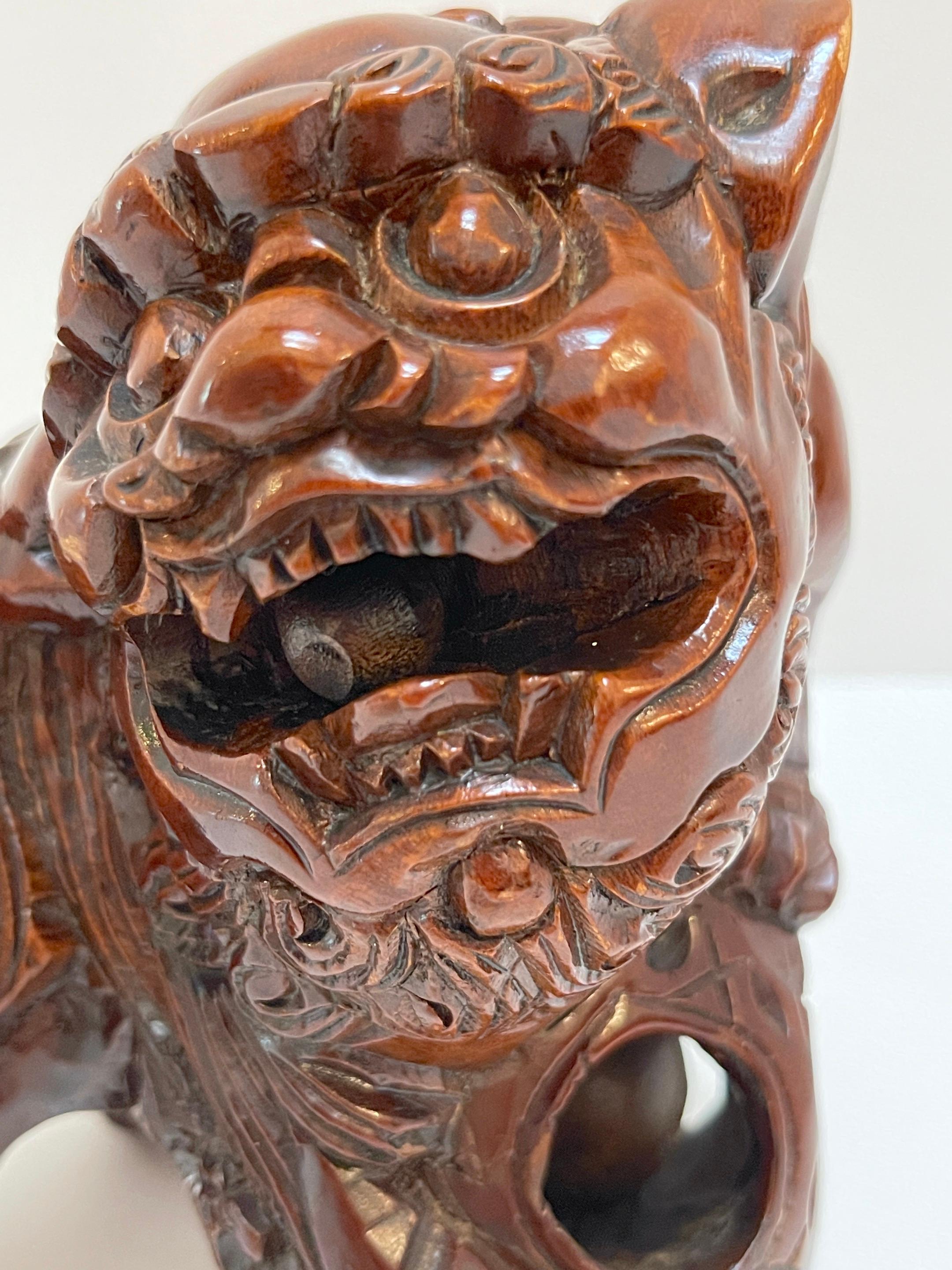 Paire de chiens Foo chinois en bois dur sculpté avec perles roulantes et boules de puzzle  en vente 3
