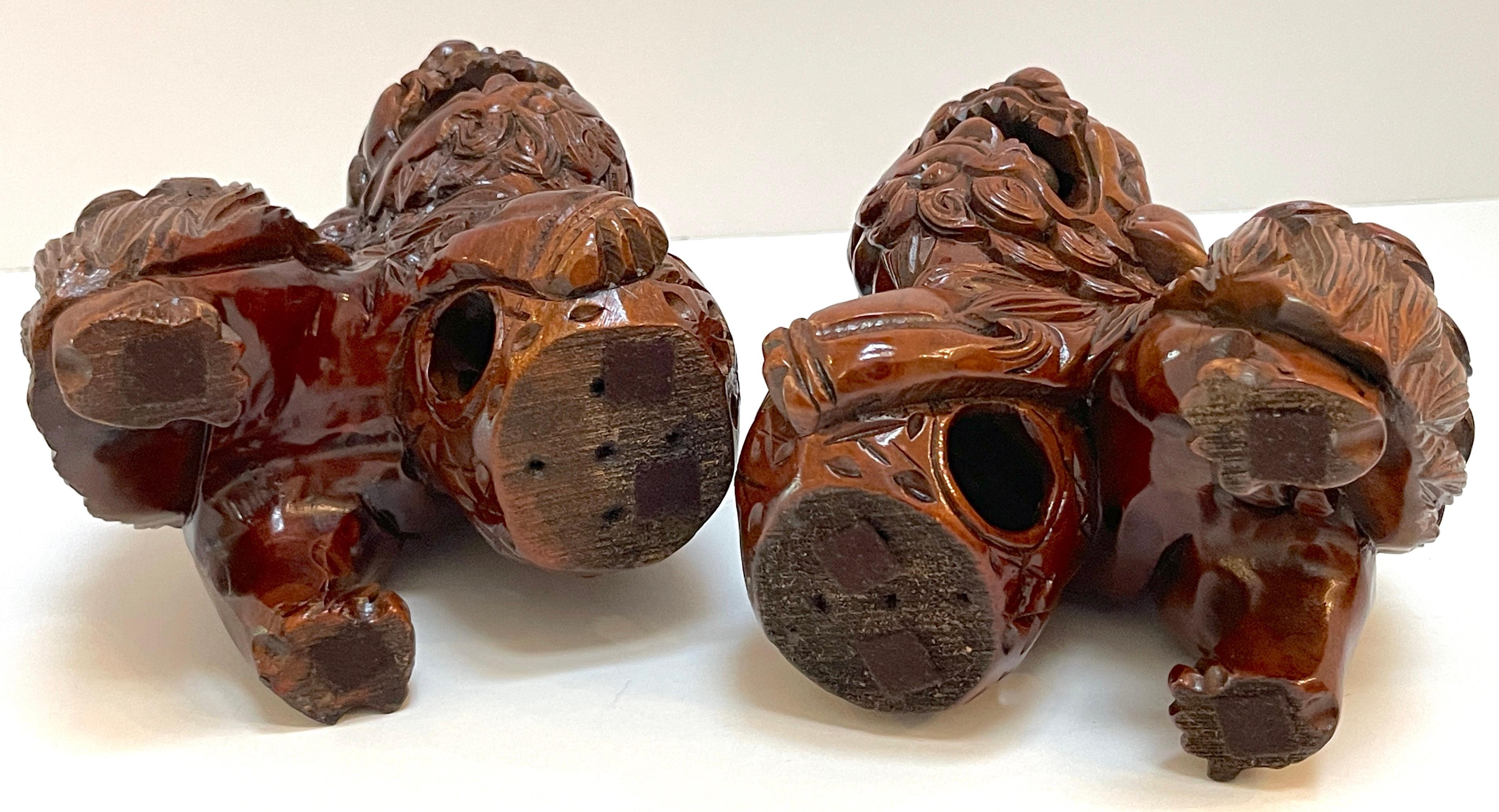 Paire de chiens Foo chinois en bois dur sculpté avec perles roulantes et boules de puzzle  en vente 6