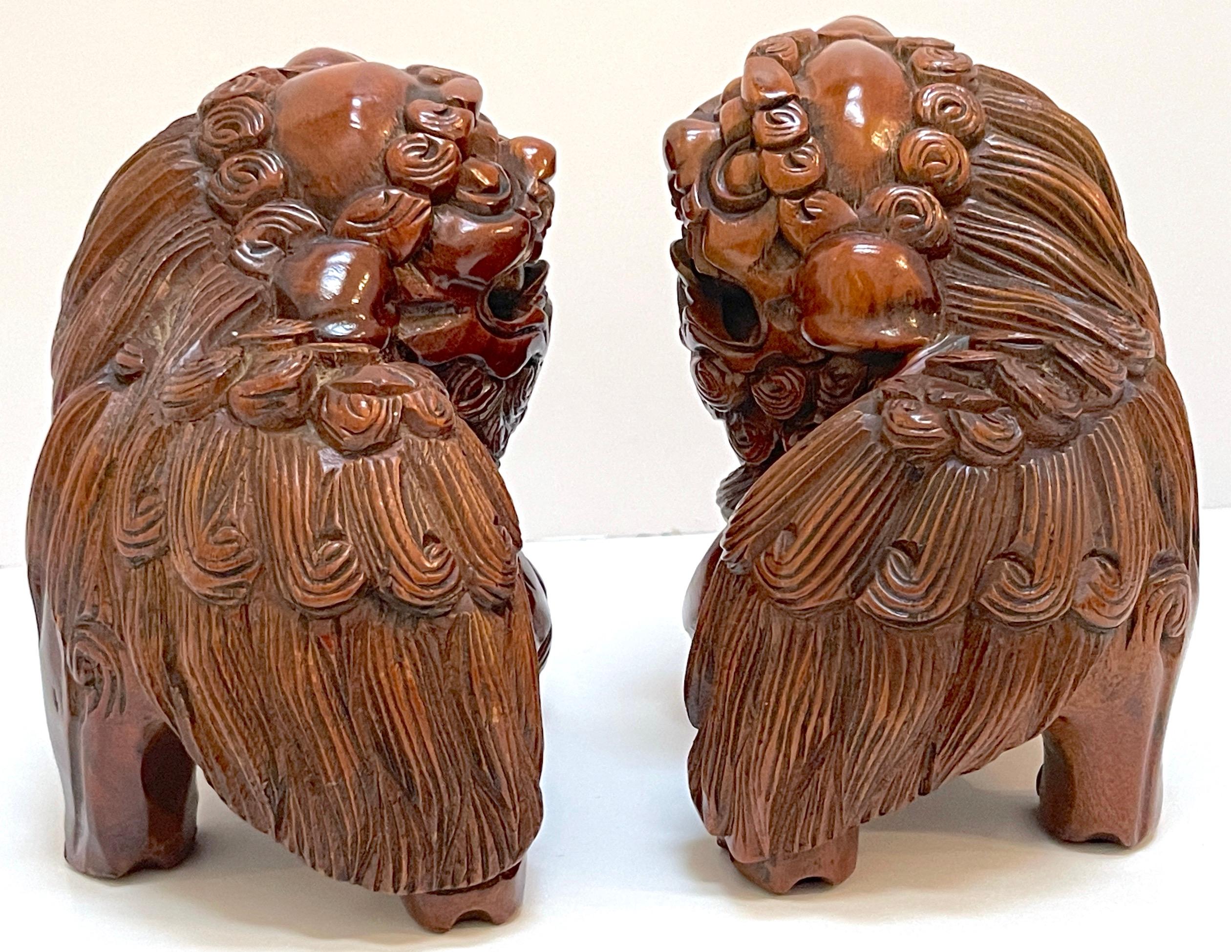 Chinois Paire de chiens Foo chinois en bois dur sculpté avec perles roulantes et boules de puzzle  en vente