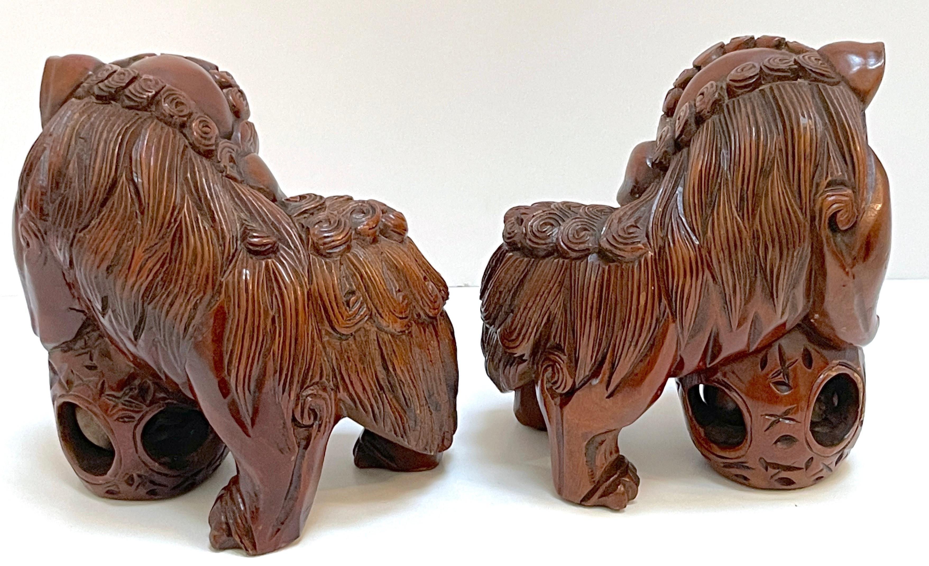 Sculpté à la main Paire de chiens Foo chinois en bois dur sculpté avec perles roulantes et boules de puzzle  en vente