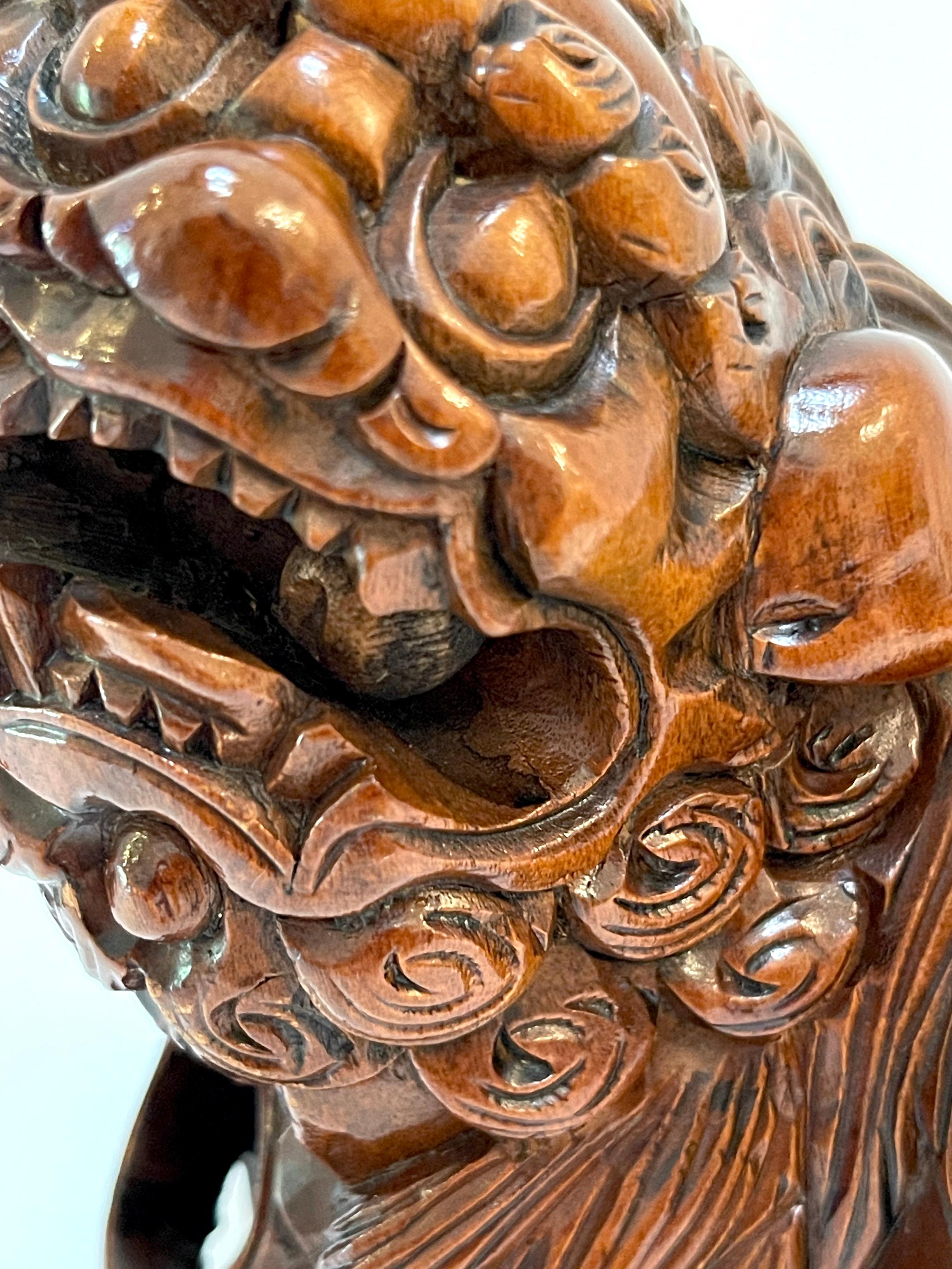 Bois de feuillus Paire de chiens Foo chinois en bois dur sculpté avec perles roulantes et boules de puzzle  en vente