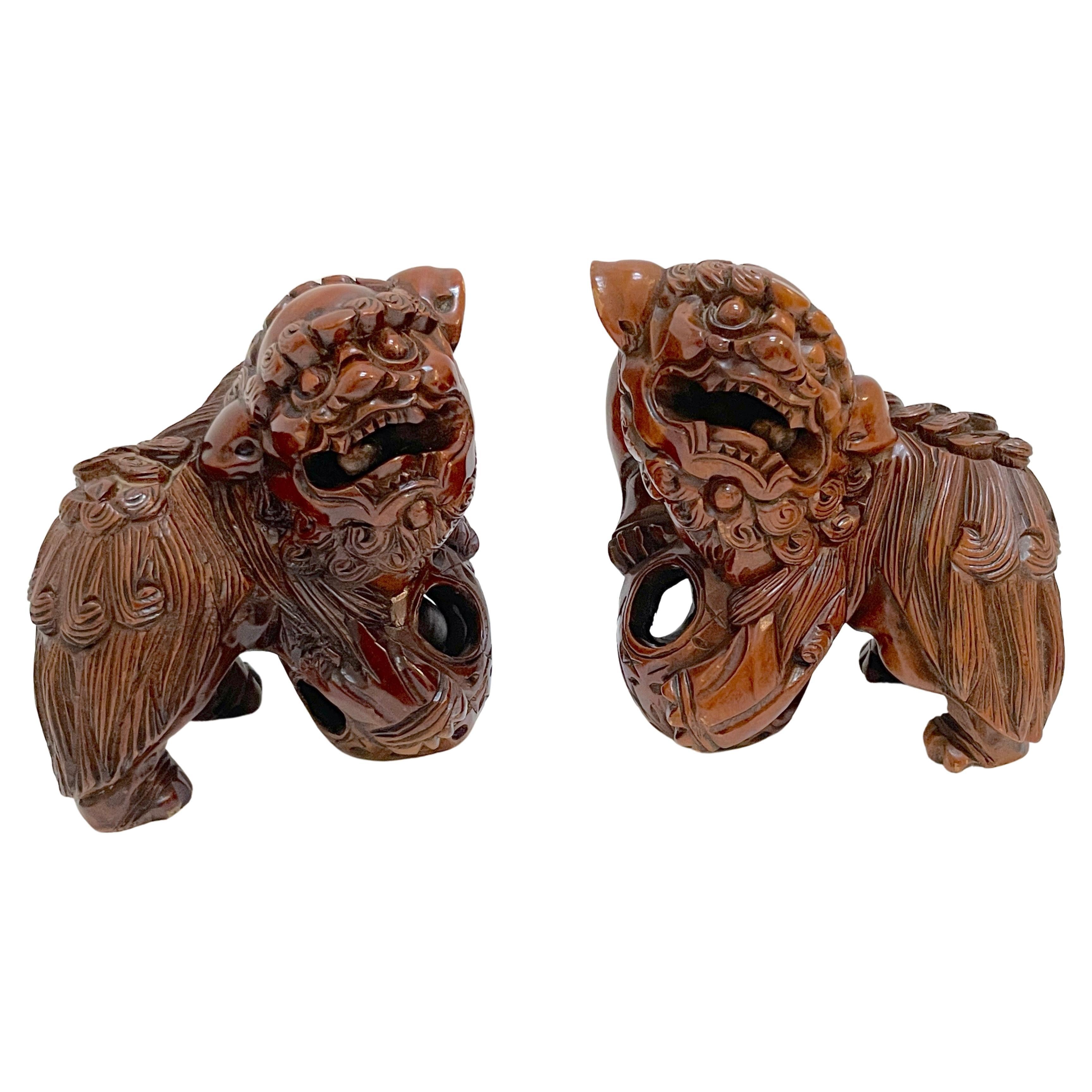 Paire de chiens Foo chinois en bois dur sculpté avec perles roulantes et boules de puzzle  en vente