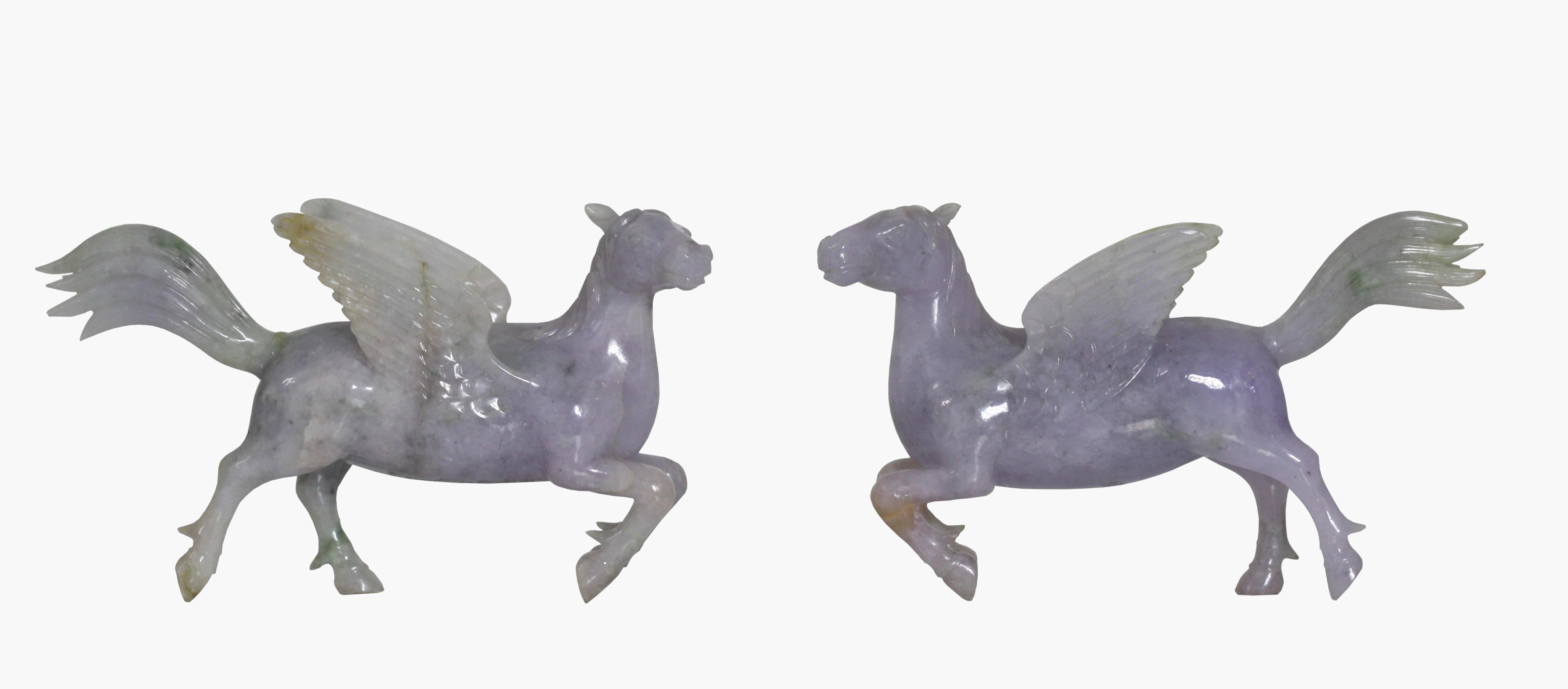 Paire de chevaux ailés en jade sculpté de Chine

Mesures : Hauteur 4 in. (10,16 cm.),
Largeur 7 in. (17.78 cm.)