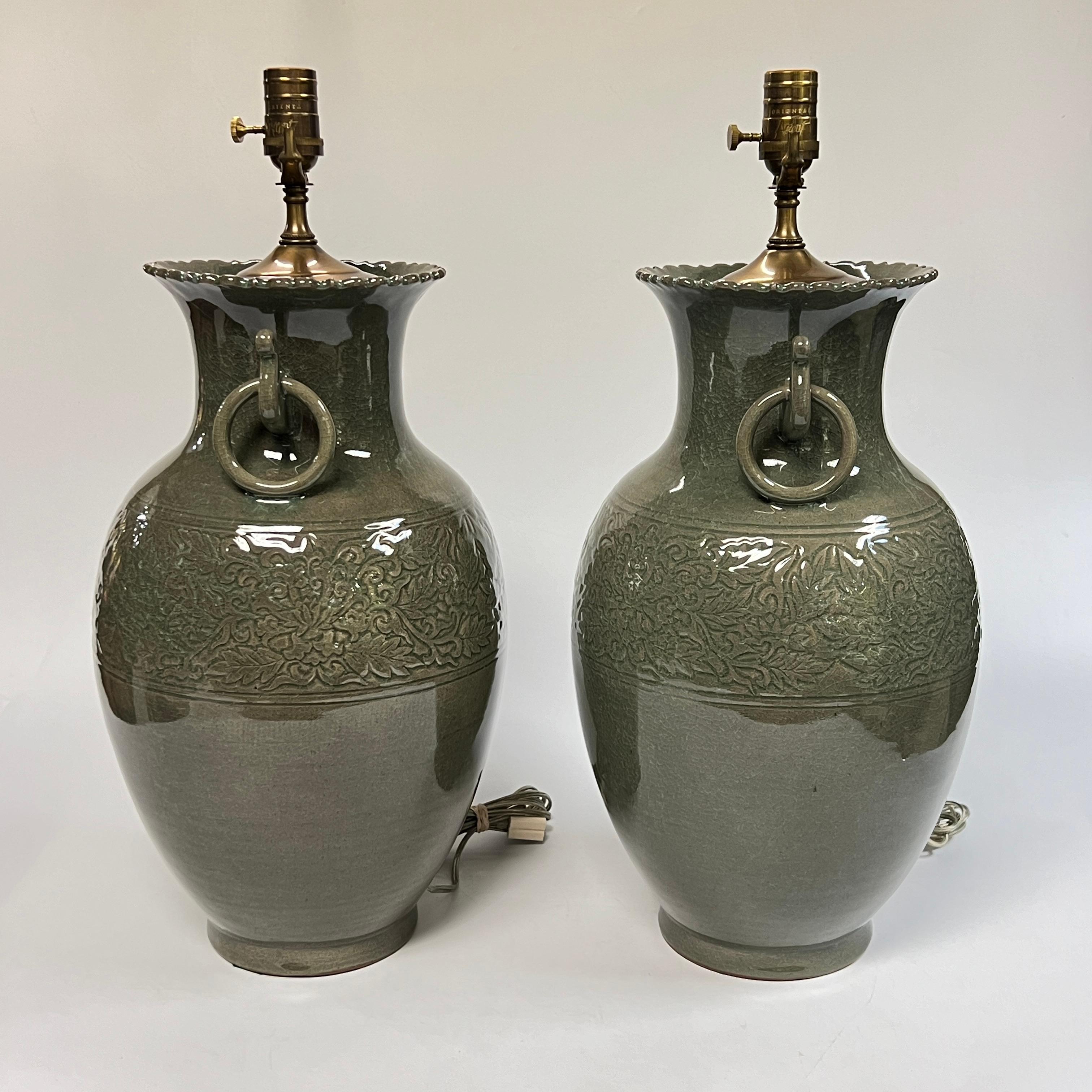 Paire de lampes de bureau chinoises en céramique émaillée vert céladon en vente 9