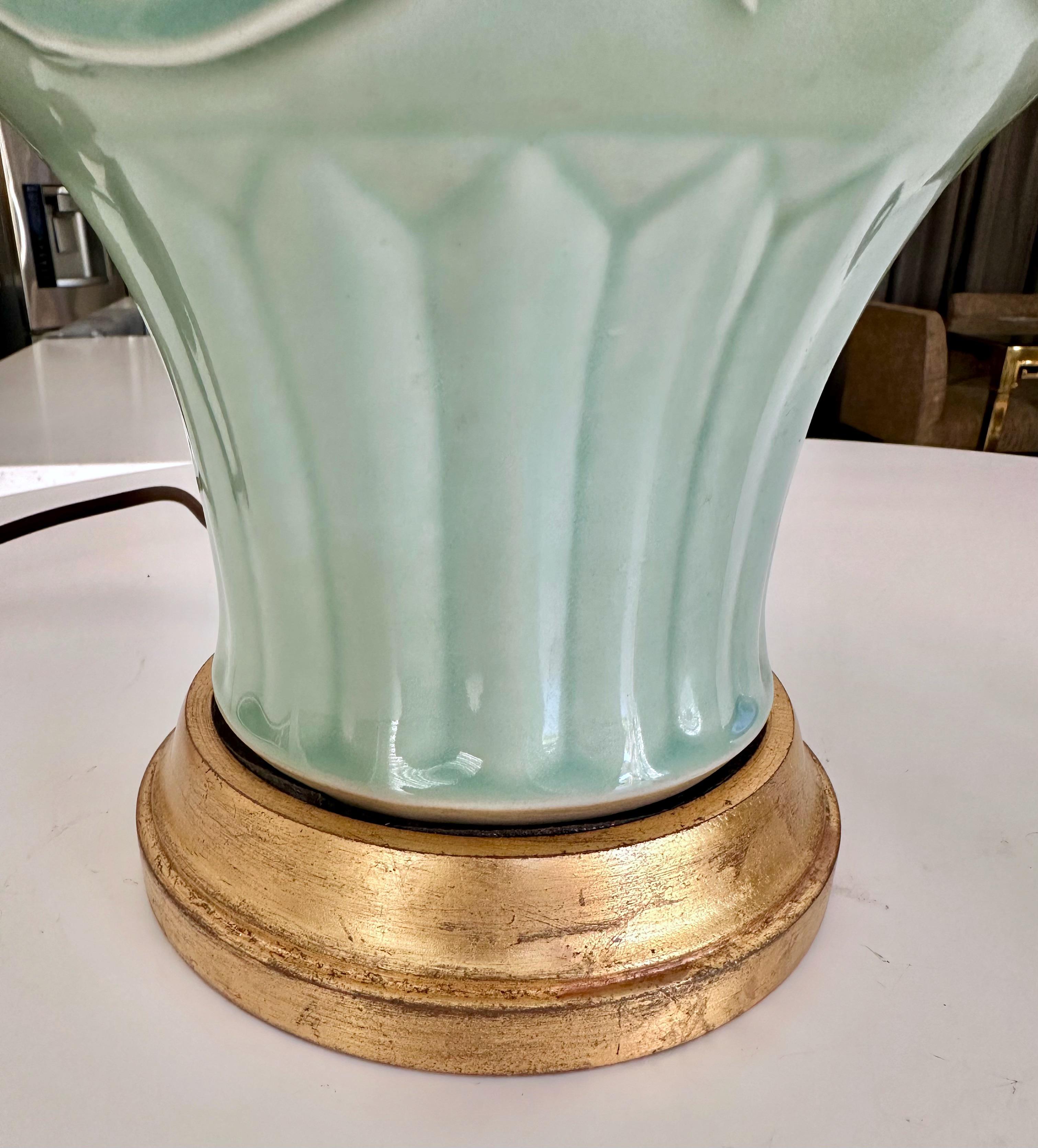 Paire de lampes de bureau chinoises en porcelaine vert céladon en relief en vente 5