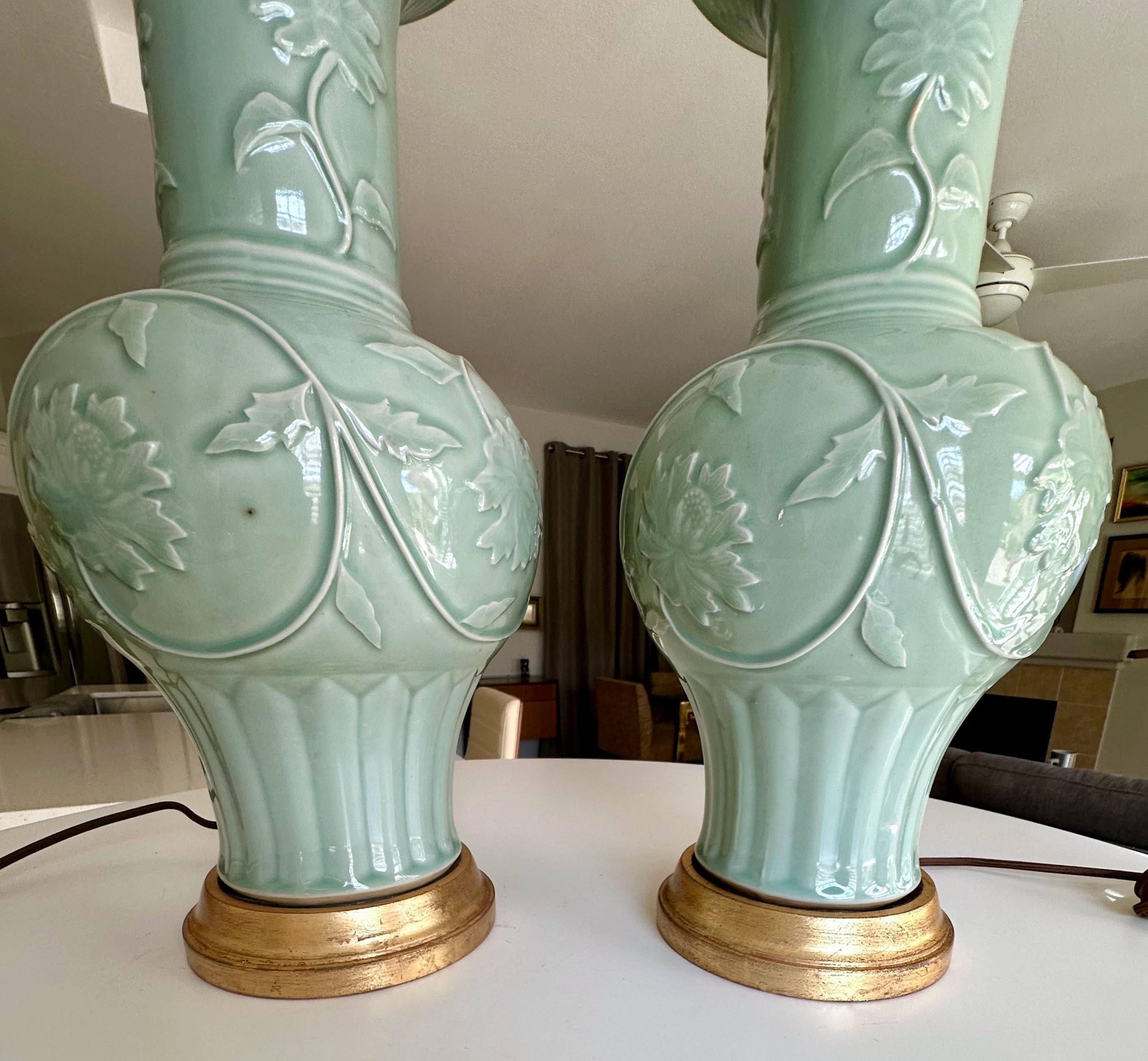 Paire de lampes de bureau chinoises en porcelaine vert céladon en relief en vente 6
