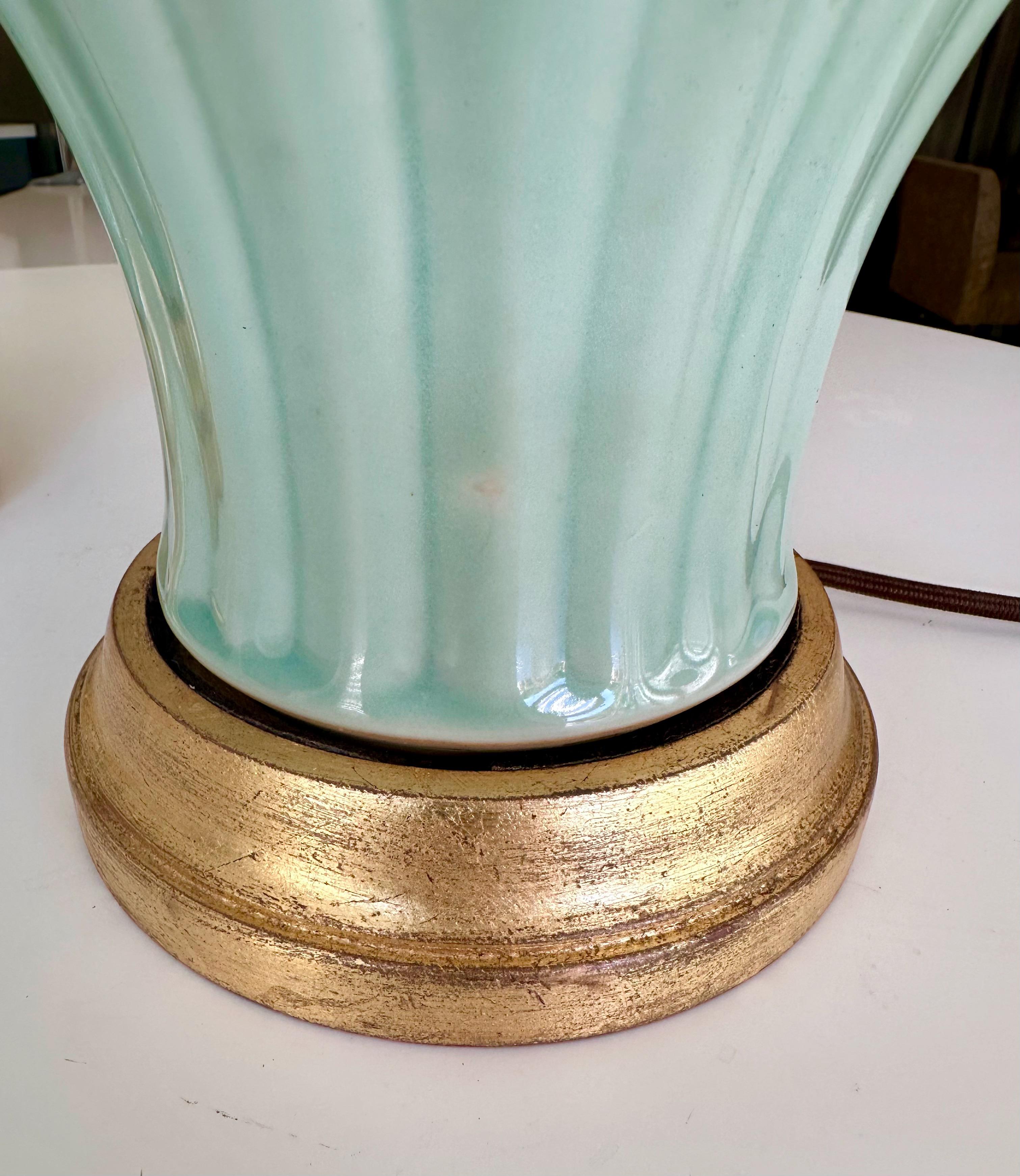 Paire de lampes de bureau chinoises en porcelaine vert céladon en relief en vente 8