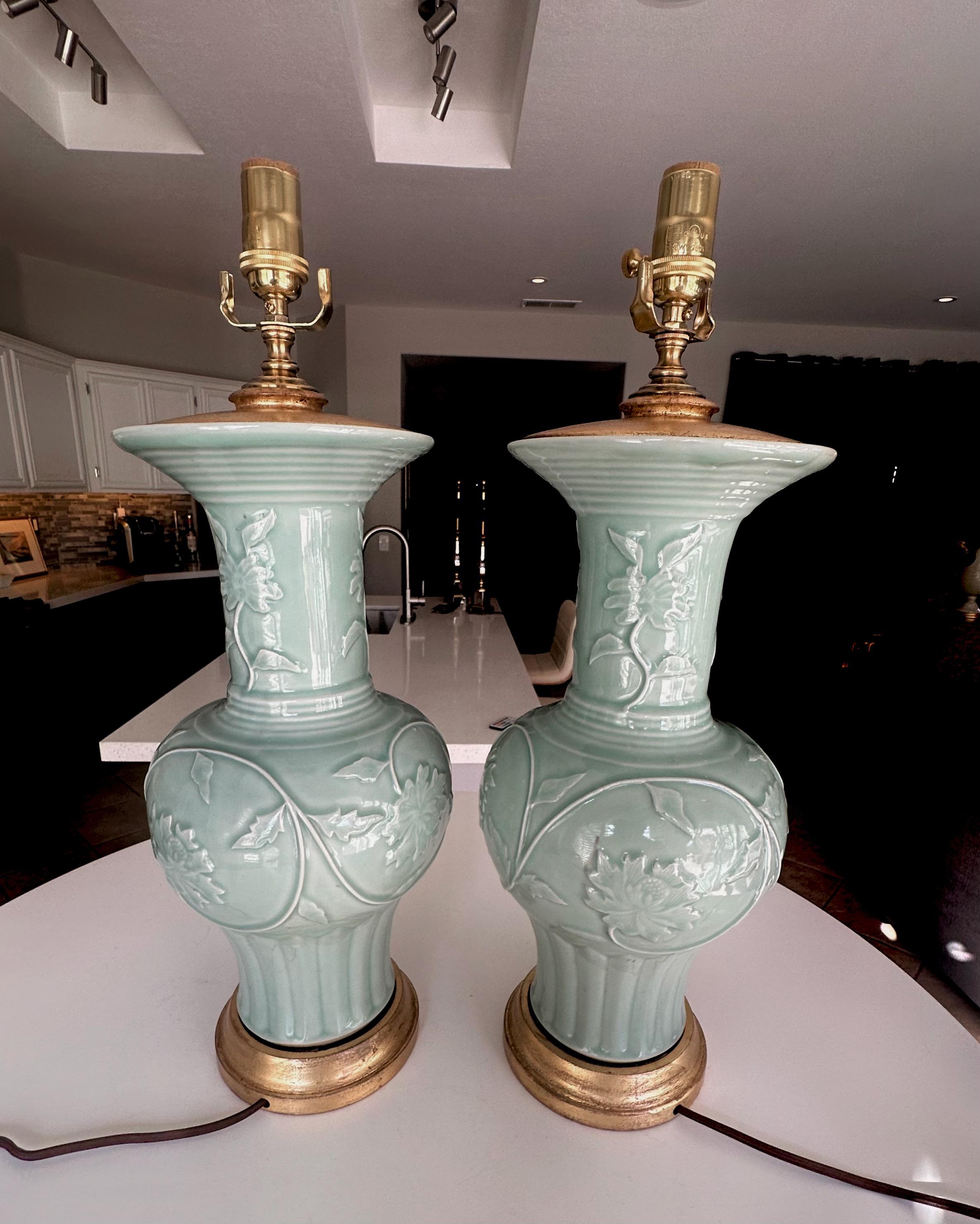 Paire de lampes de bureau chinoises en porcelaine vert céladon en relief en vente 7