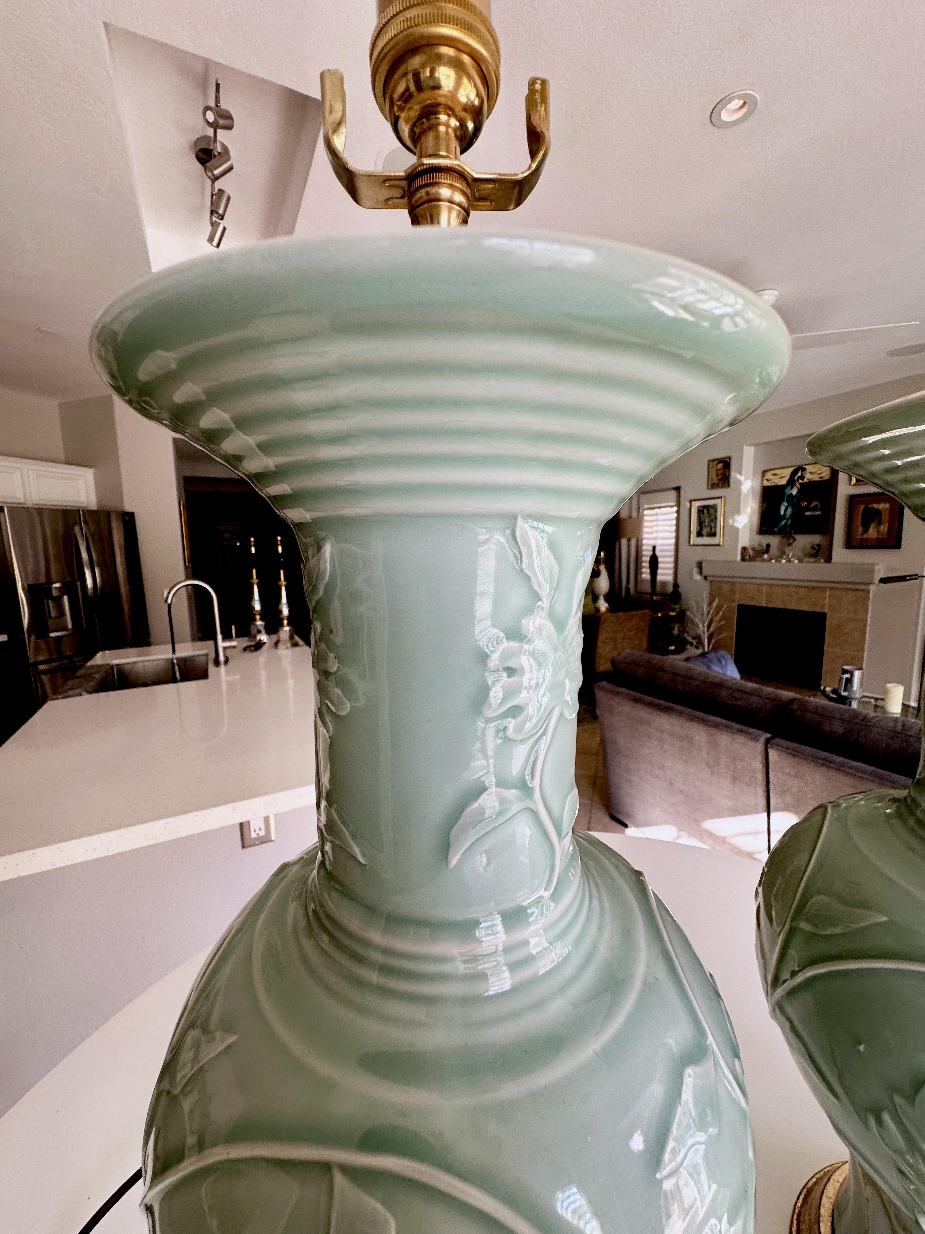Paire de lampes de bureau chinoises en porcelaine vert céladon en relief en vente 9